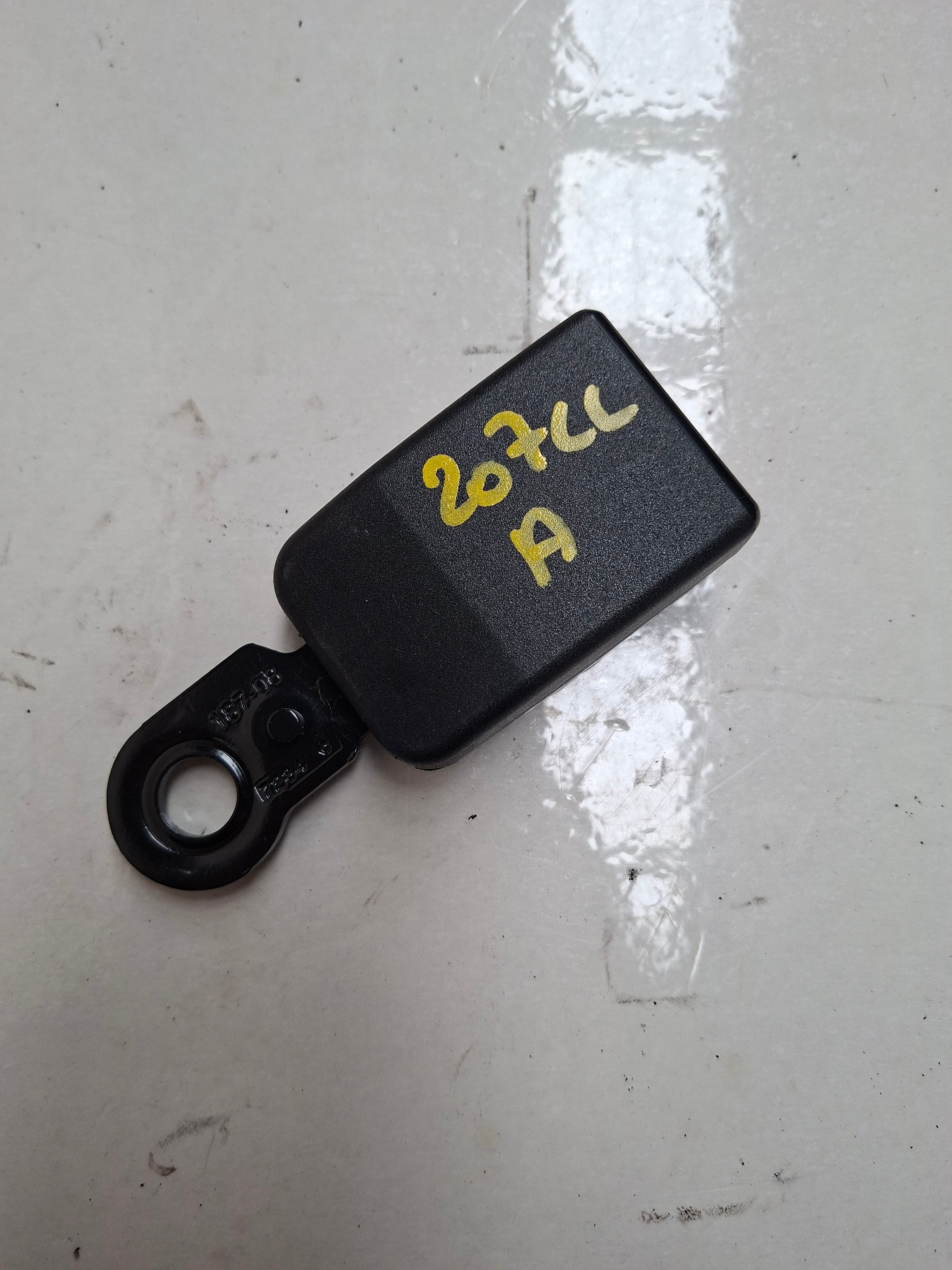 Originele gordelklikker achter van een Peugeot 207 CC (OEM 8976 E0), bouwjaar 2008

