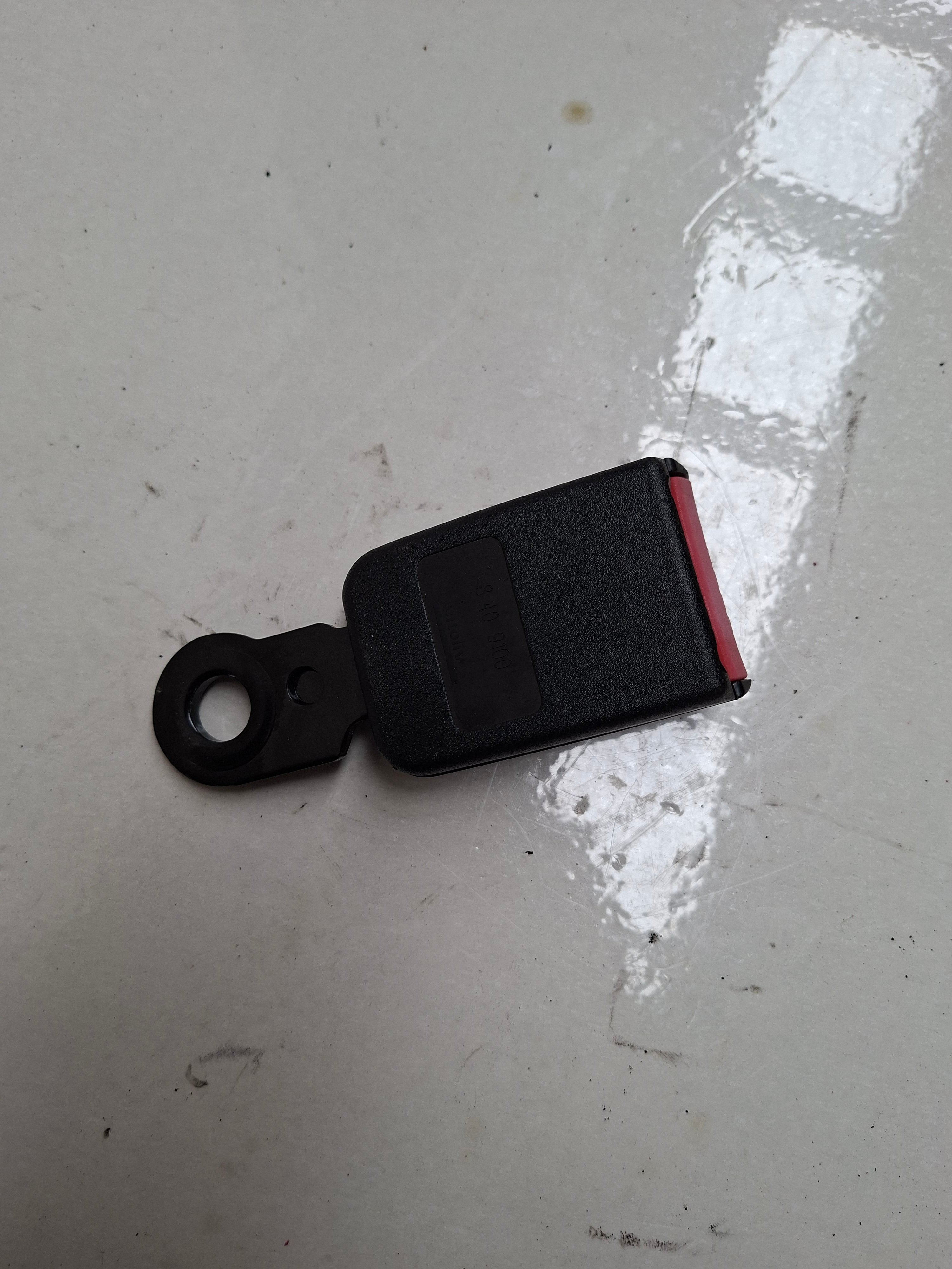 Originele gordelklikker achter van een Peugeot 207 CC (OEM 8976 E0), bouwjaar 2008

