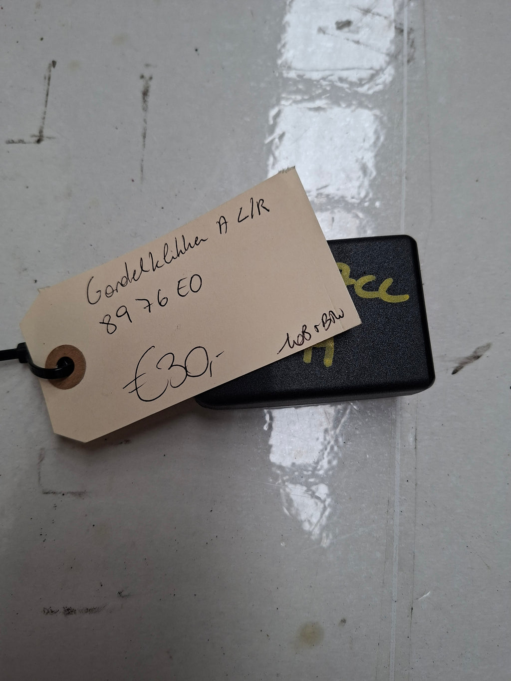 Originele gordelklikker achter van een Peugeot 207 CC (OEM 8976 E0), bouwjaar 2008

