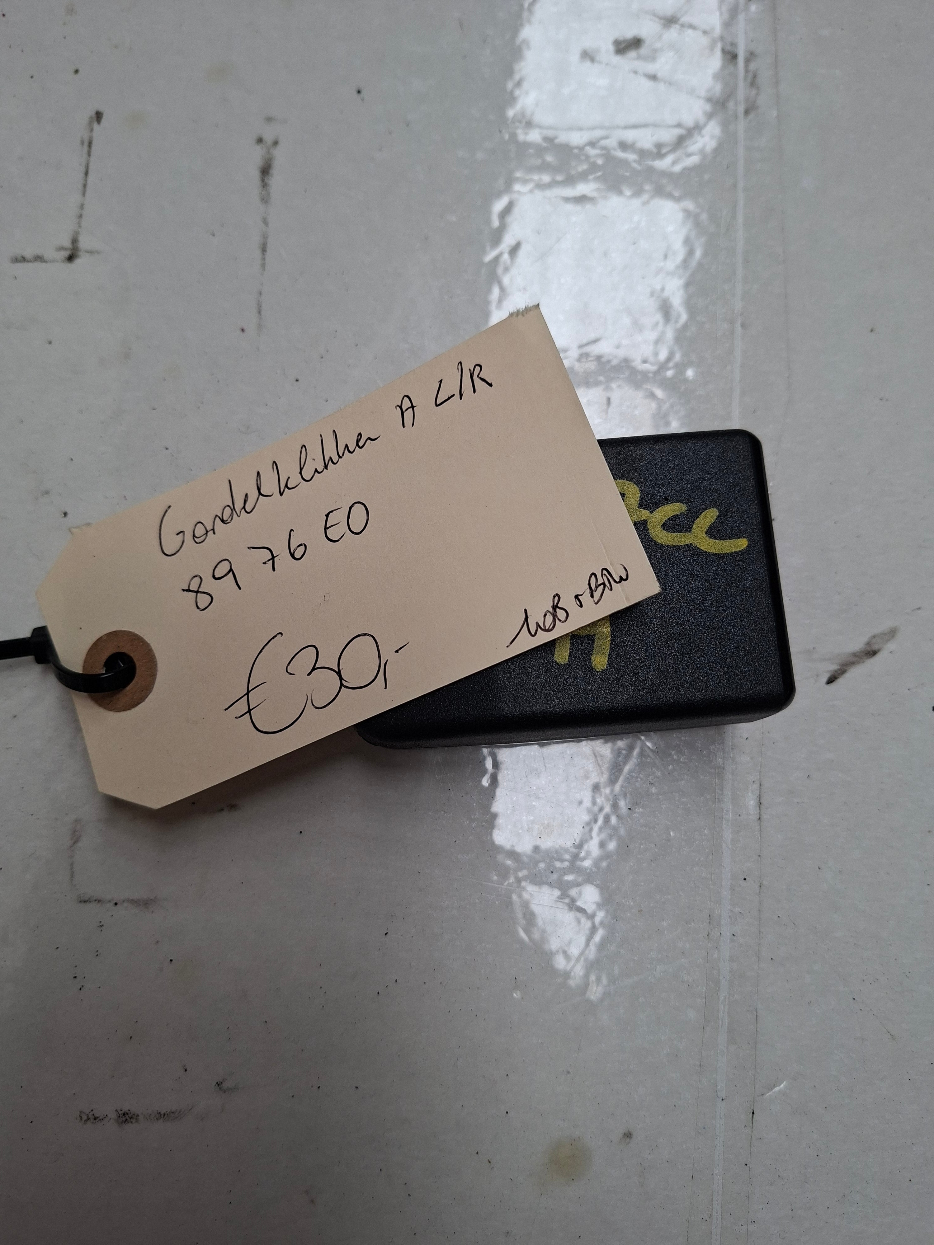 Originele gordelklikker achter van een Peugeot 207 CC (OEM 8976 E0), bouwjaar 2008

