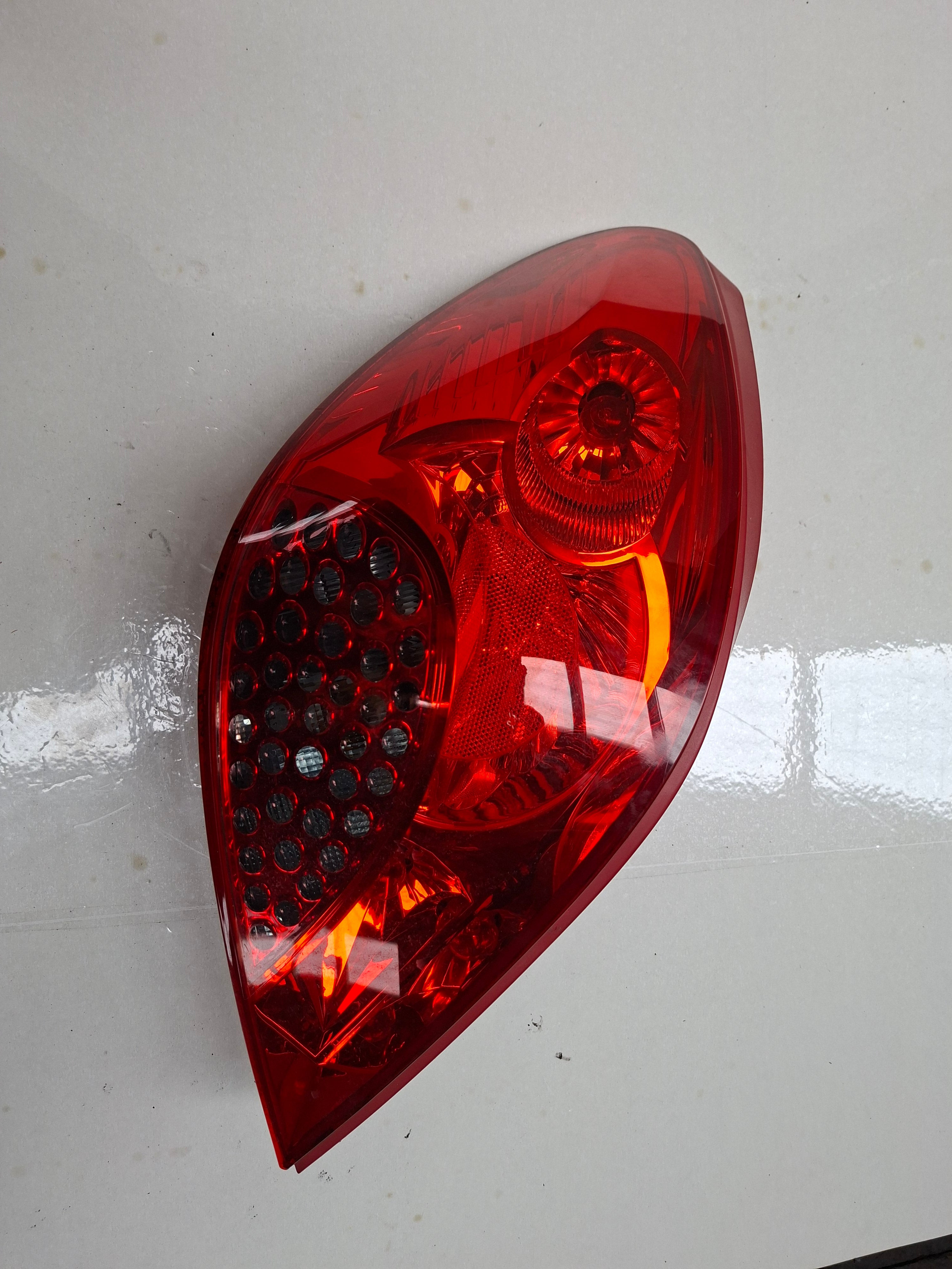 Origineel achterlicht links van een Peugeot 207 CC (OEM 6350 CE), bouwjaar 2008