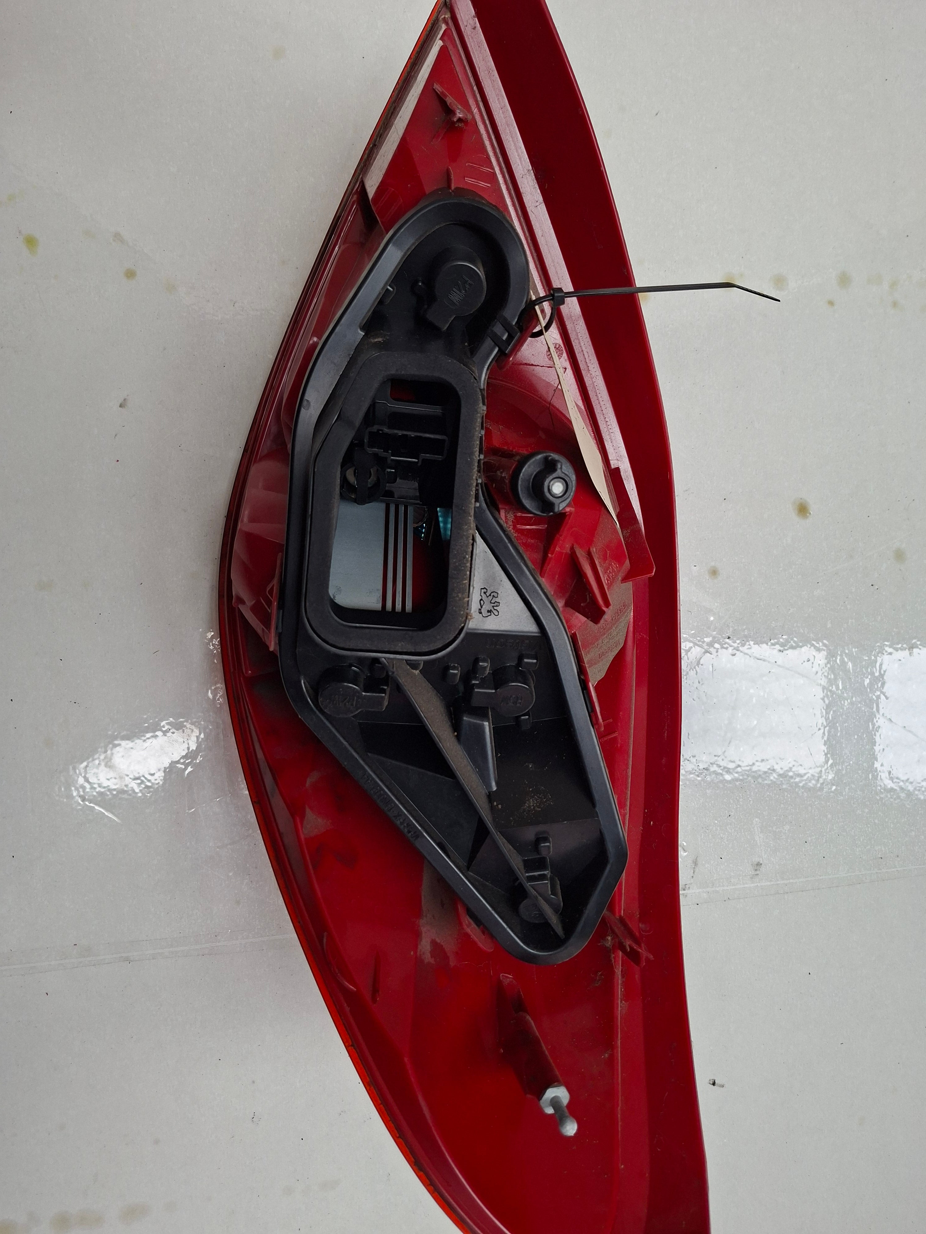 Origineel achterlicht links van een Peugeot 207 CC (OEM 6350 CE), bouwjaar 2008