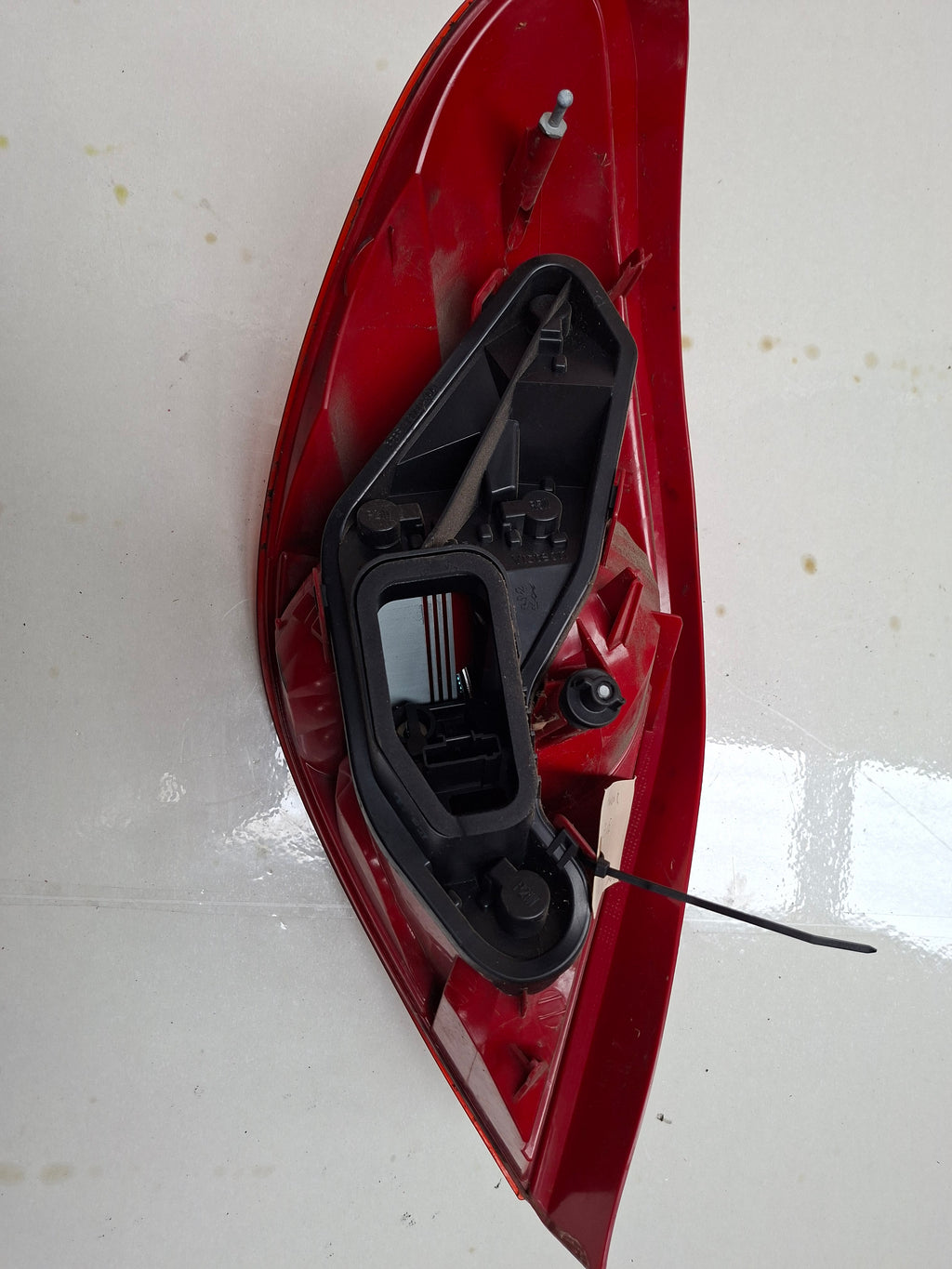Origineel achterlicht rechts van een Peugeot 207 CC (OEM 6351 CE), bouwjaar 2008