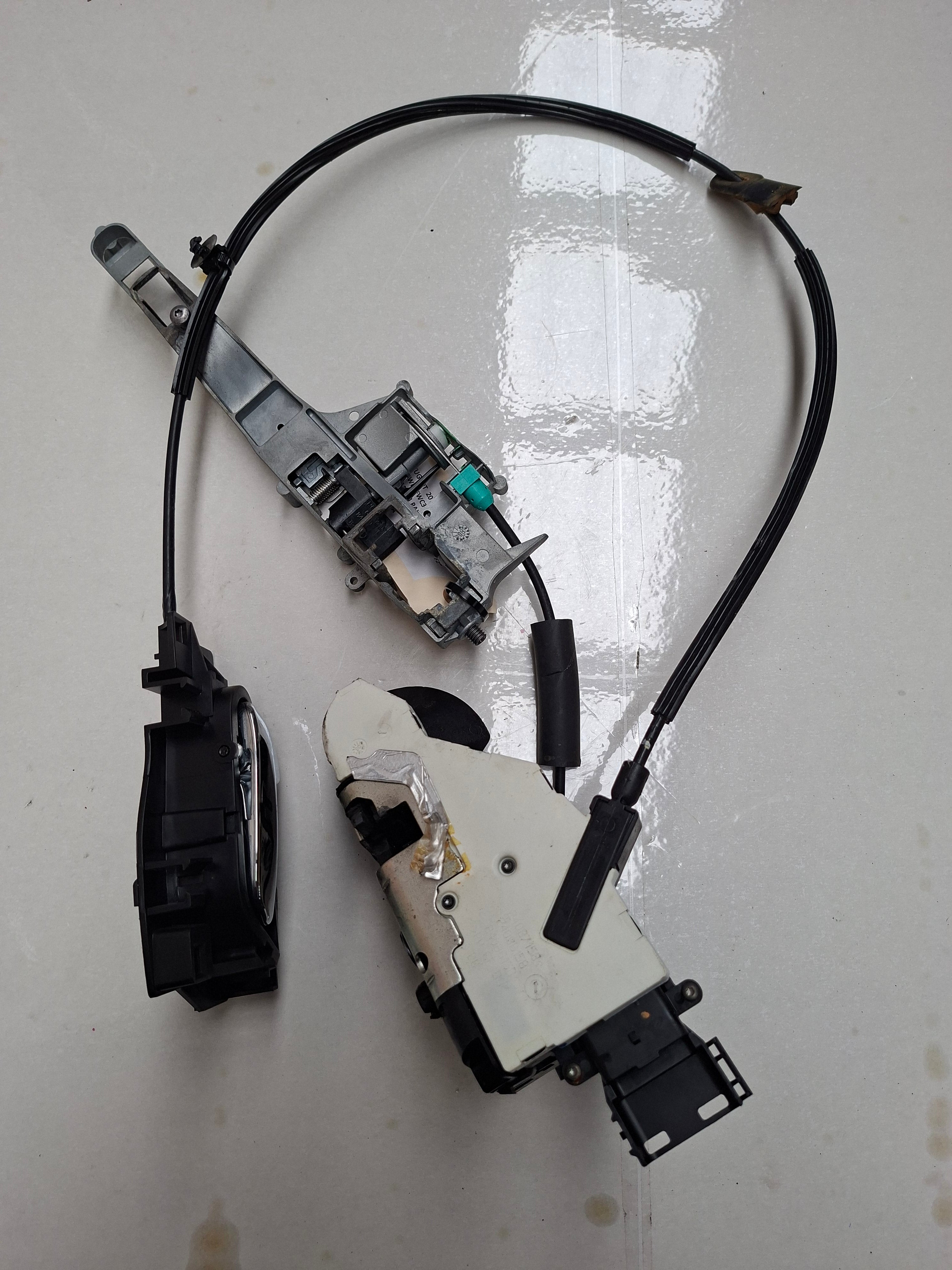 Origineel deurslot links van een Peugeot 207 CC (OEM 9135 Z2), bouwjaar 2008

