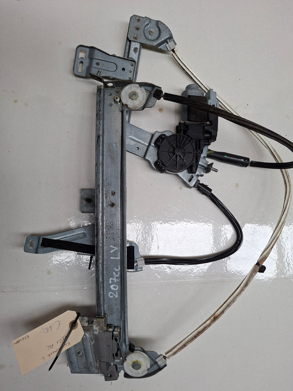 Origineel elektrisch raammechanisme links van een Peugeot 207 CC (OEM 9221 AC), bouwjaar 2008