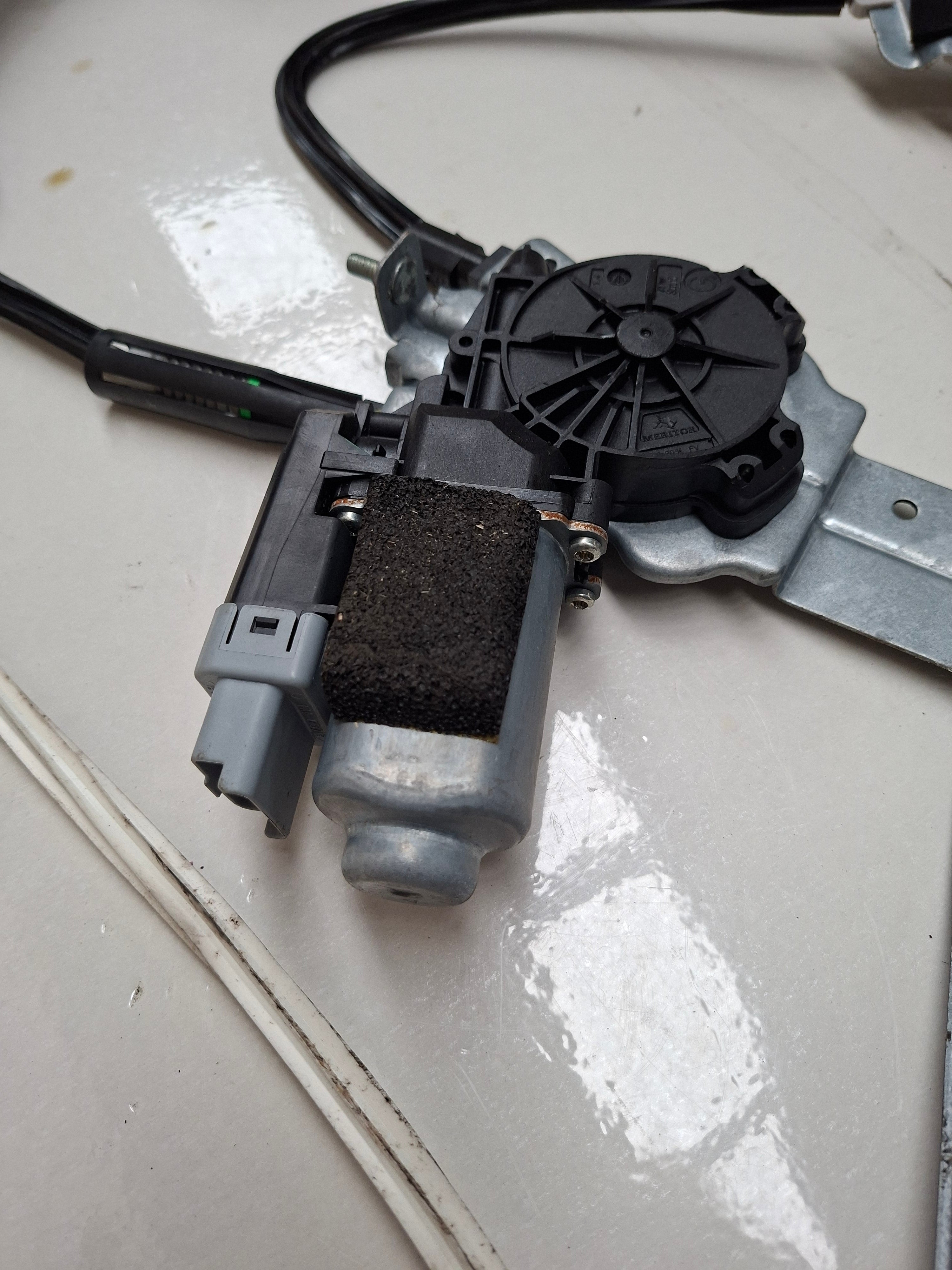 Origineel elektrisch raammechanisme links van een Peugeot 207 CC (OEM 9221 AC), bouwjaar 2008