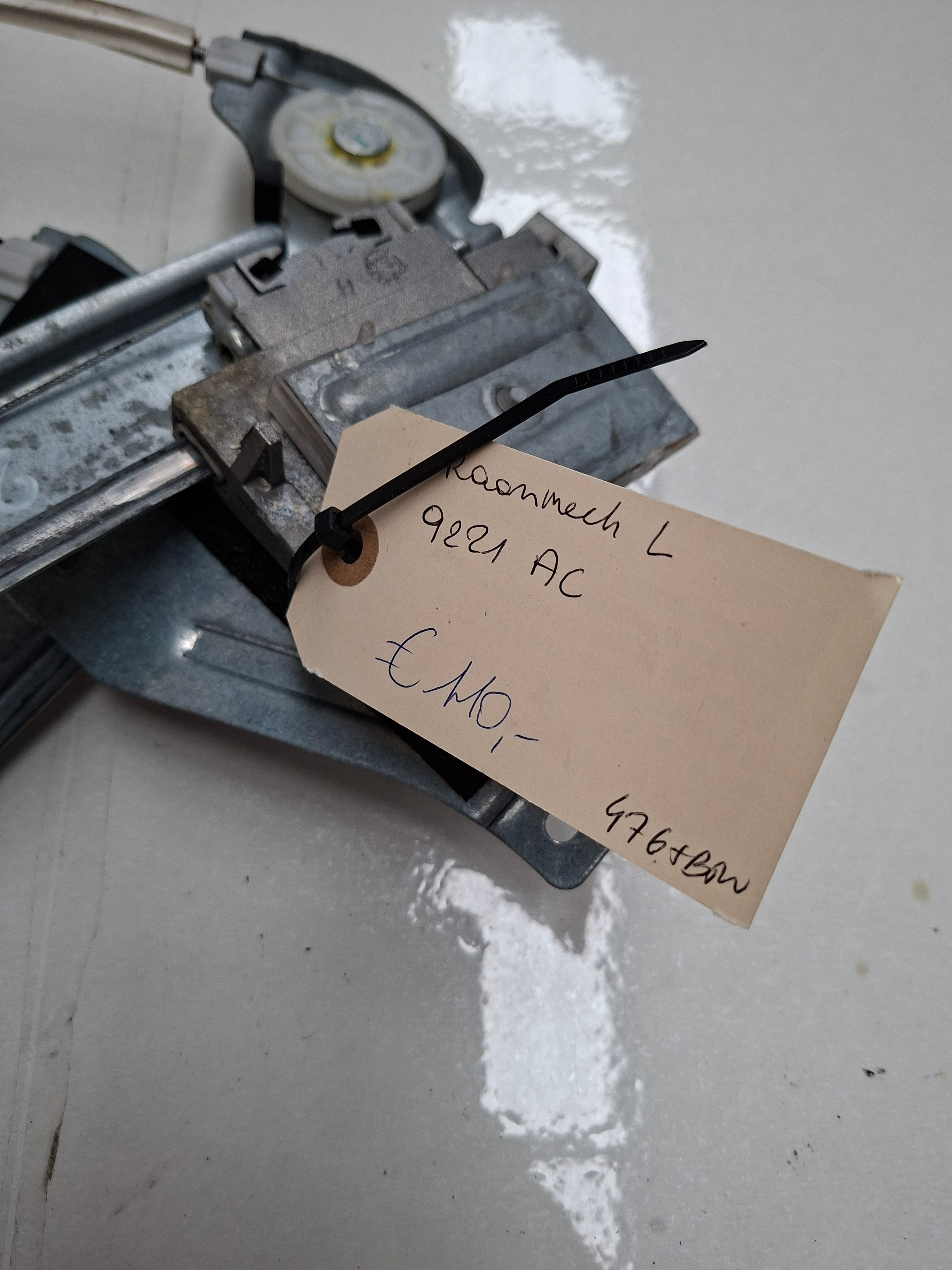 Origineel elektrisch raammechanisme links van een Peugeot 207 CC (OEM 9221 AC), bouwjaar 2008