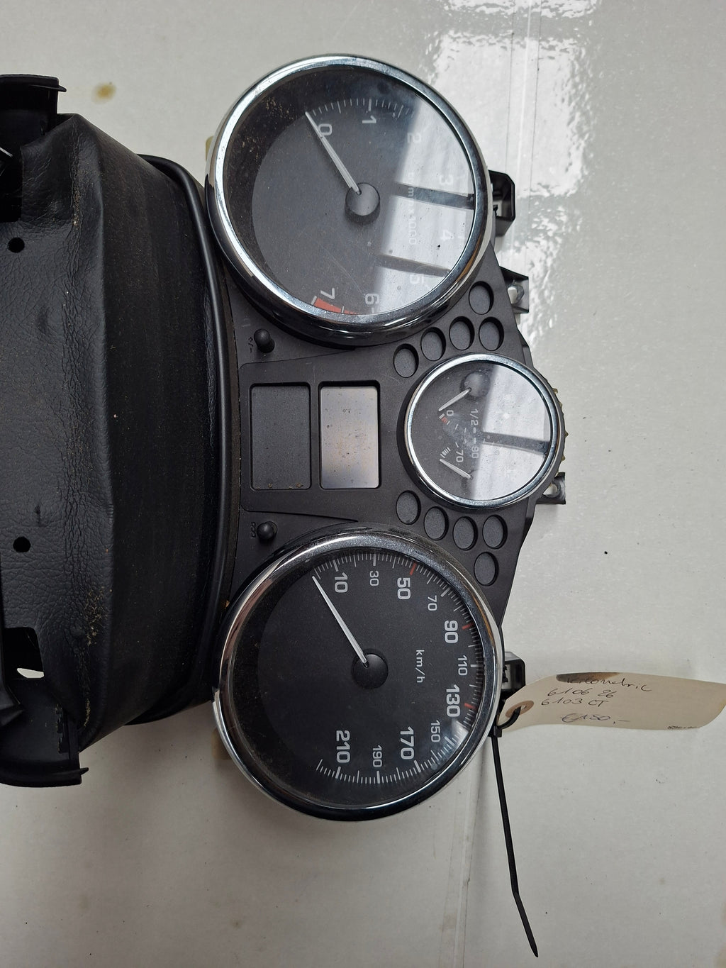 Origineel instrumentencluster (kilometerteller) van een Peugeot 207 CC (OEM 6106 26 / 6103 CT), bouwjaar 2008
