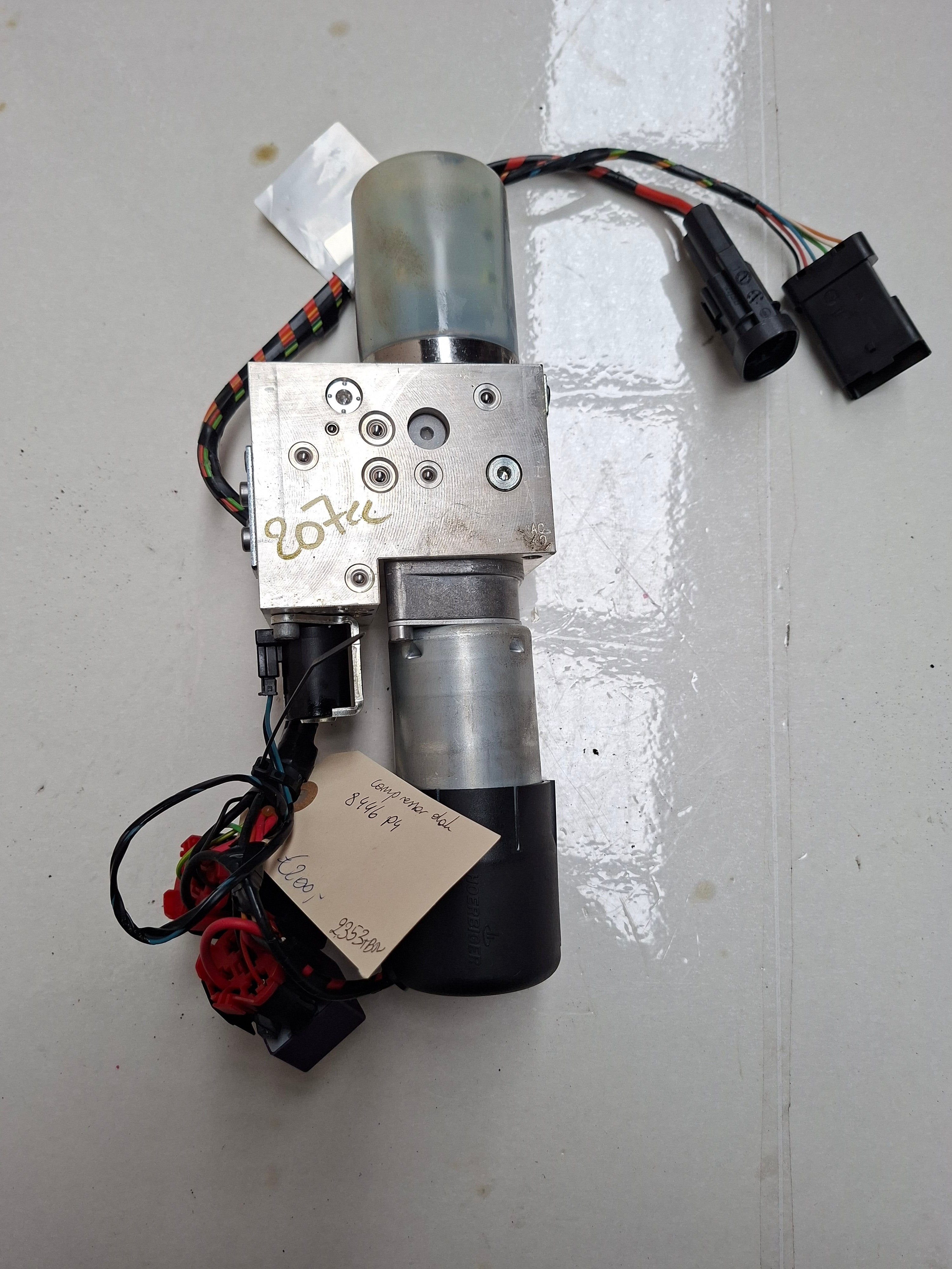 Originele hydraulische dakpomp van een Peugeot 207 CC (OEM 8446 P4), bouwjaar 2008

