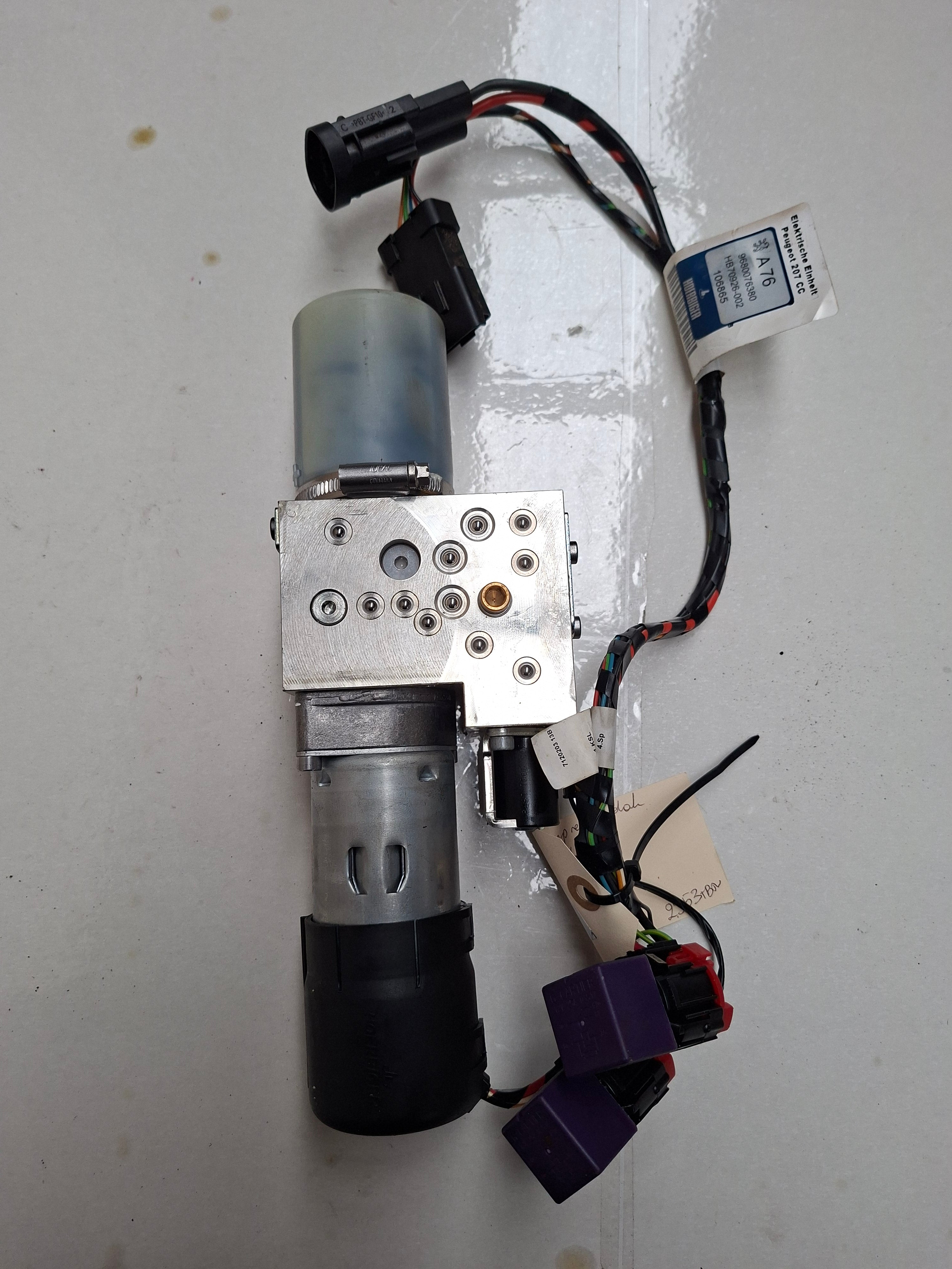 Originele hydraulische dakpomp van een Peugeot 207 CC (OEM 8446 P4), bouwjaar 2008

