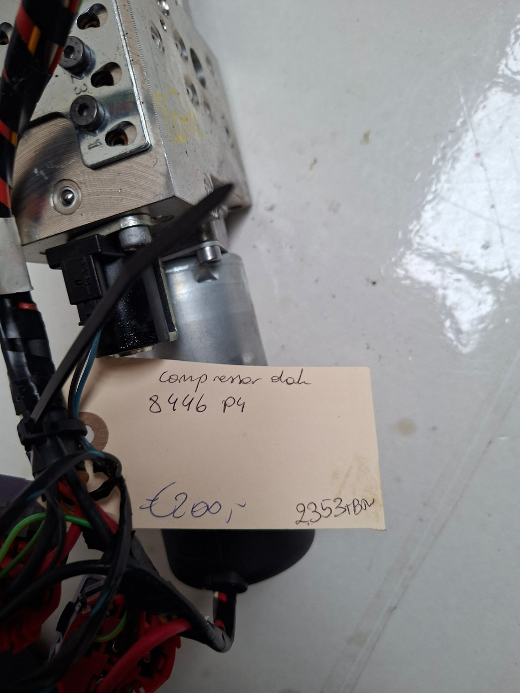 Originele hydraulische dakpomp van een Peugeot 207 CC (OEM 8446 P4), bouwjaar 2008

