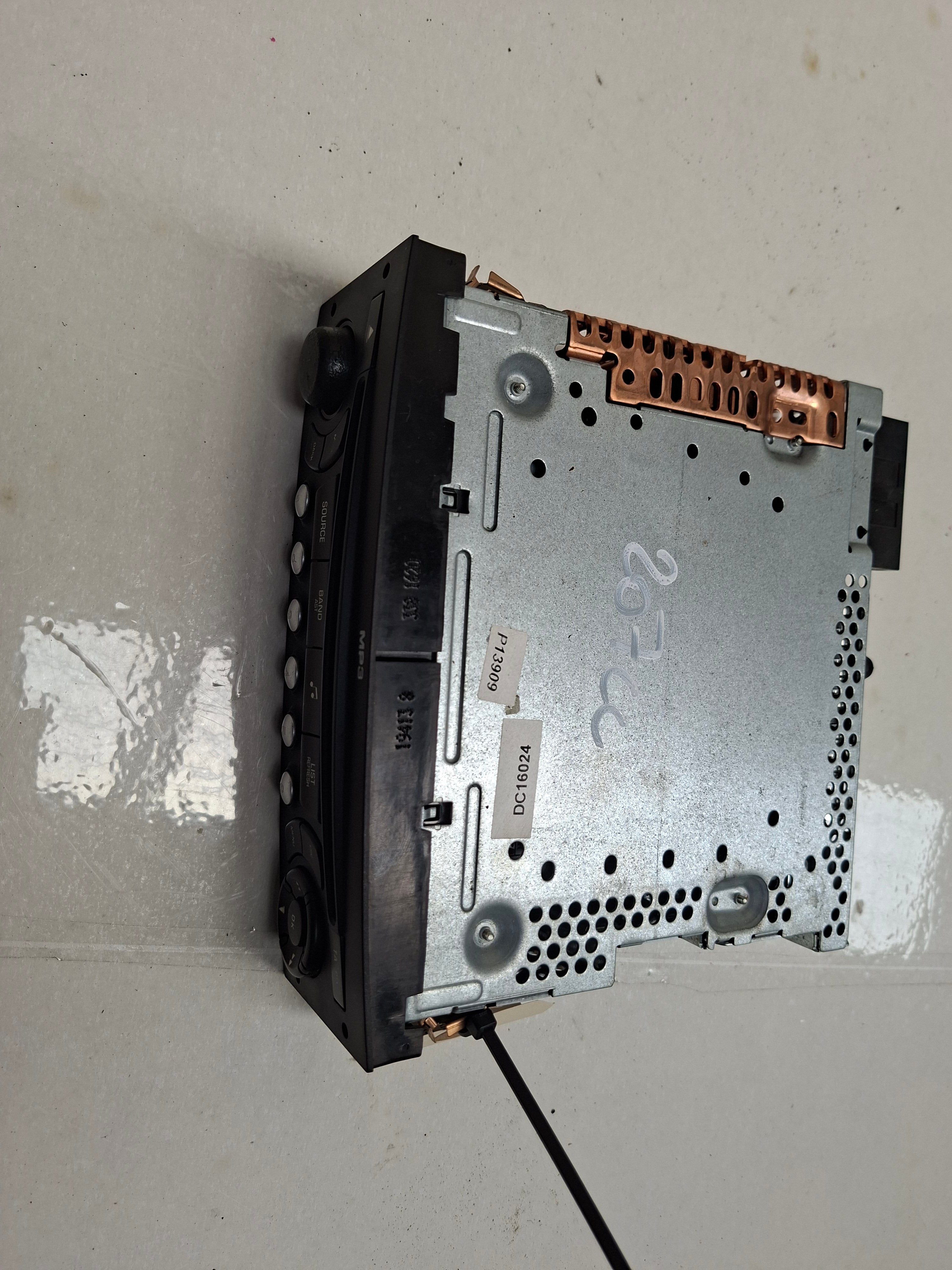 Originele autoradio van een Peugeot 207 CC (OEM 6574 LT), bouwjaar 2009