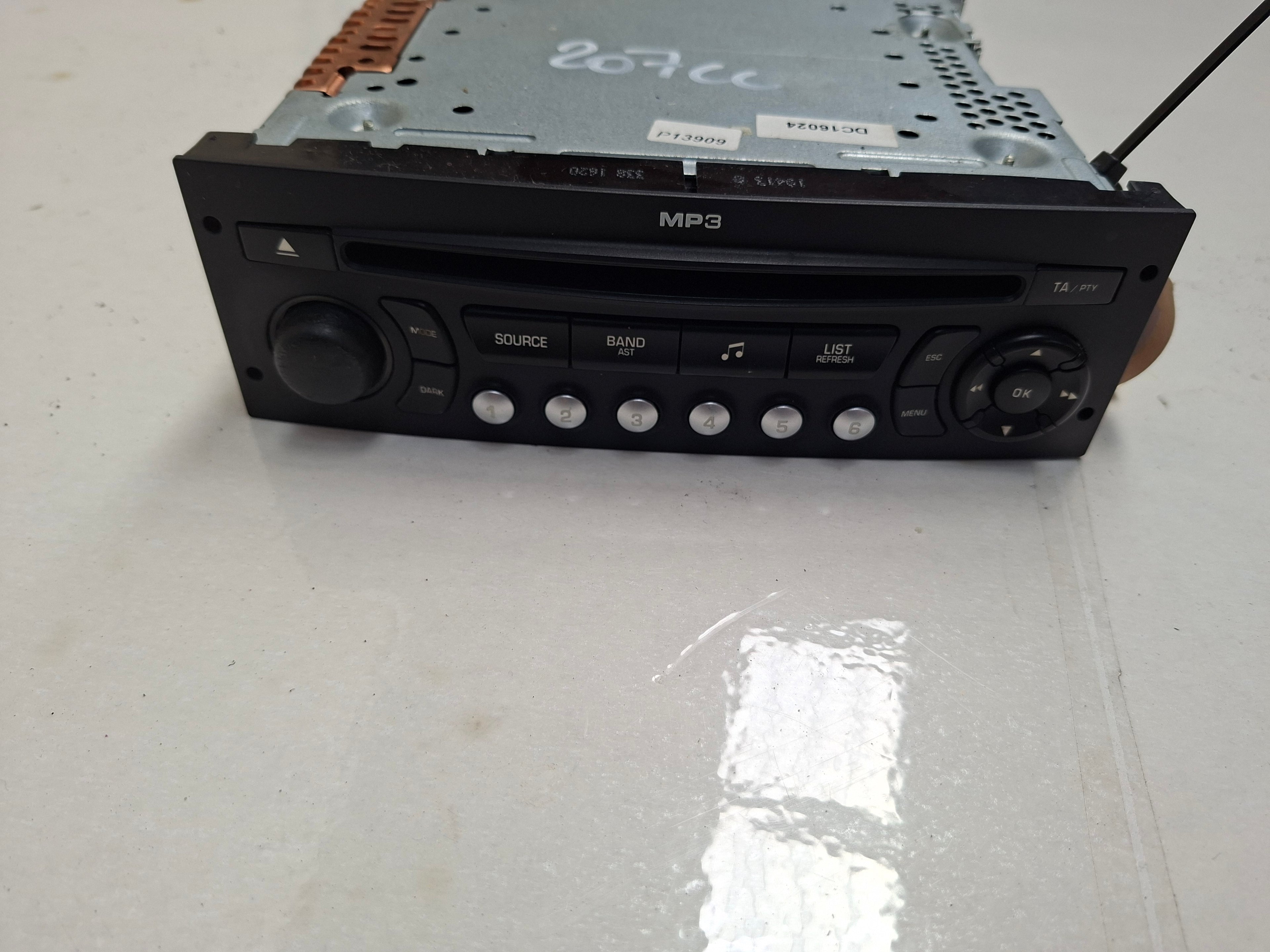 Originele autoradio van een Peugeot 207 CC (OEM 6574 LT), bouwjaar 2009