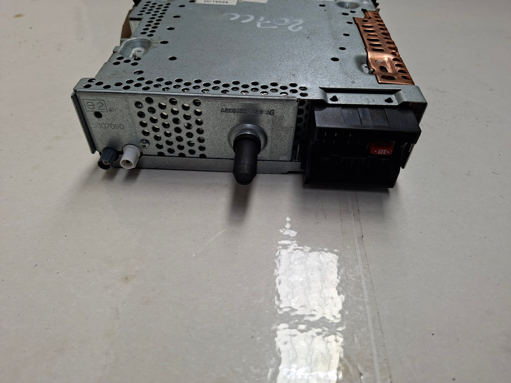 Originele autoradio van een Peugeot 207 CC (OEM 6574 LT), bouwjaar 2009