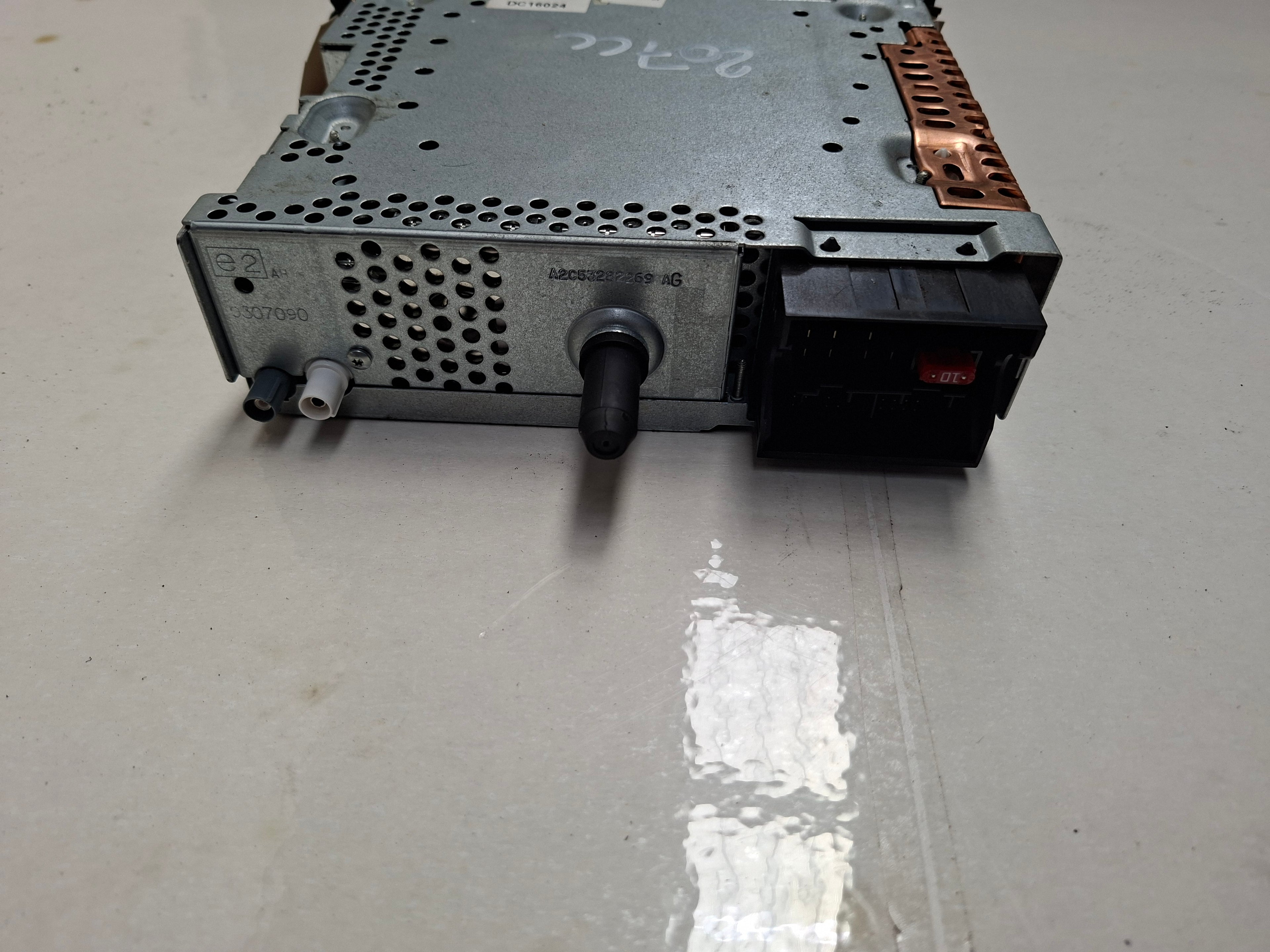 Originele autoradio van een Peugeot 207 CC (OEM 6574 LT), bouwjaar 2009