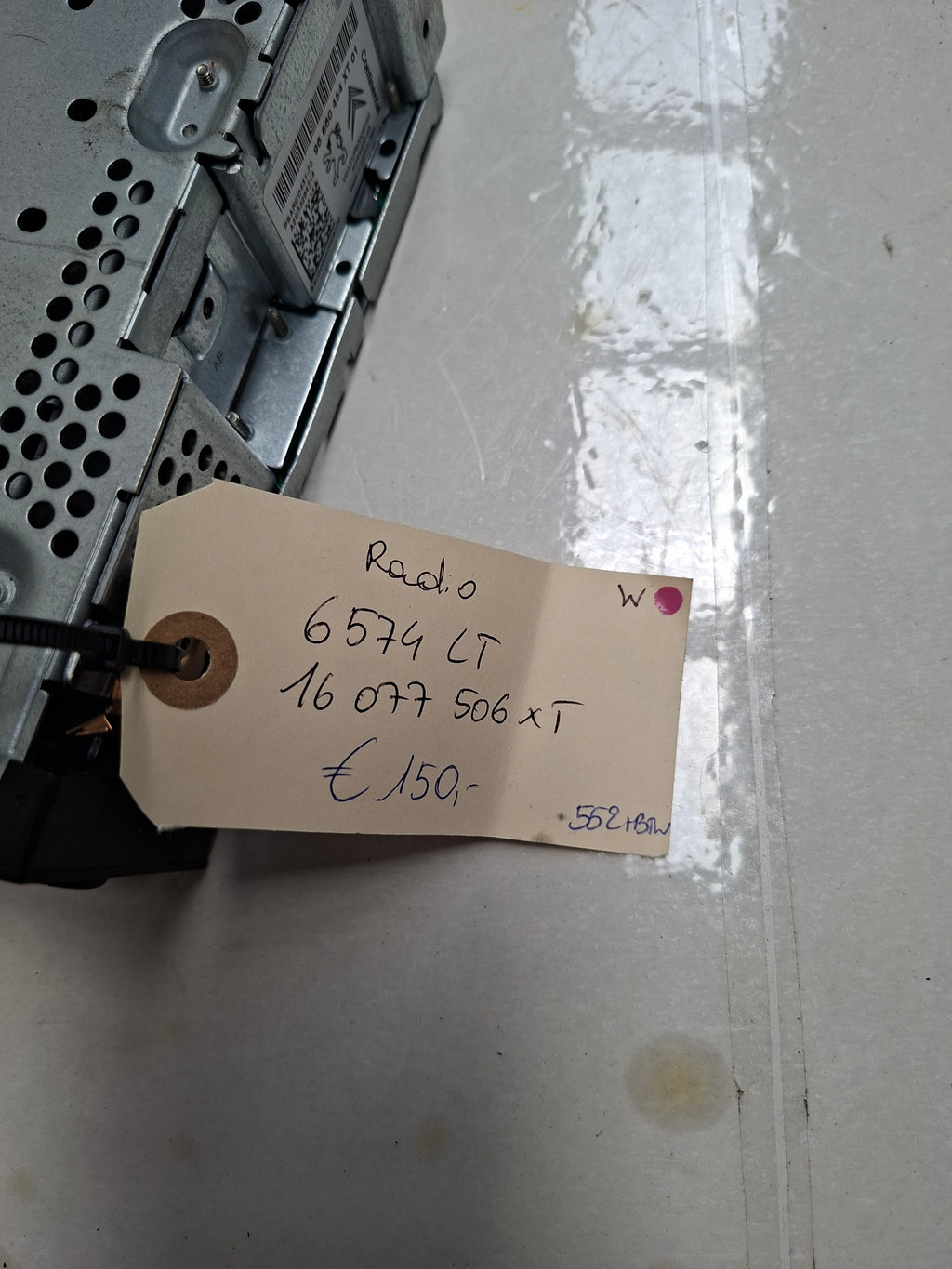 Originele autoradio van een Peugeot 207 CC (OEM 6574 LT), bouwjaar 2009