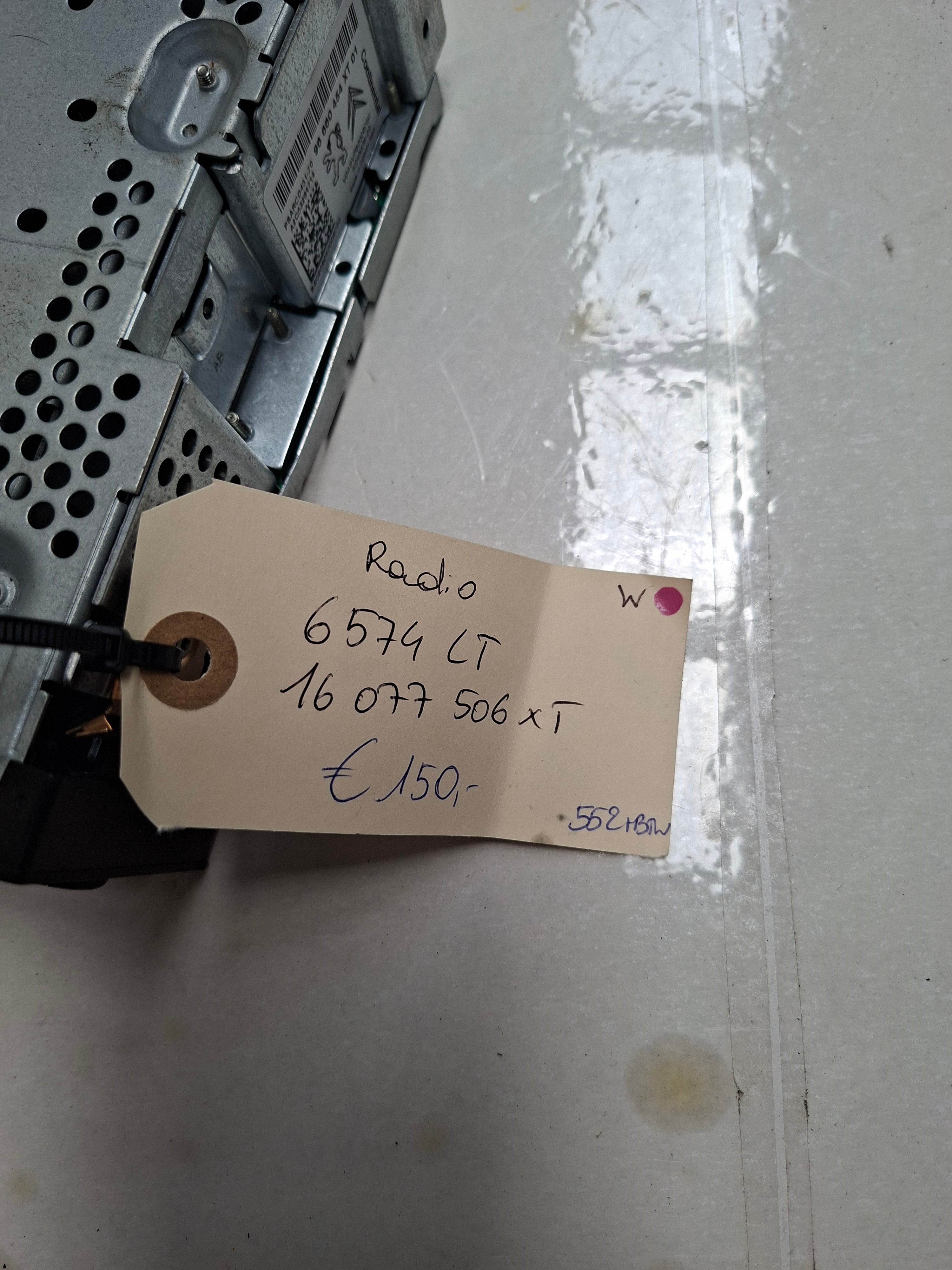 Originele autoradio van een Peugeot 207 CC (OEM 6574 LT), bouwjaar 2009