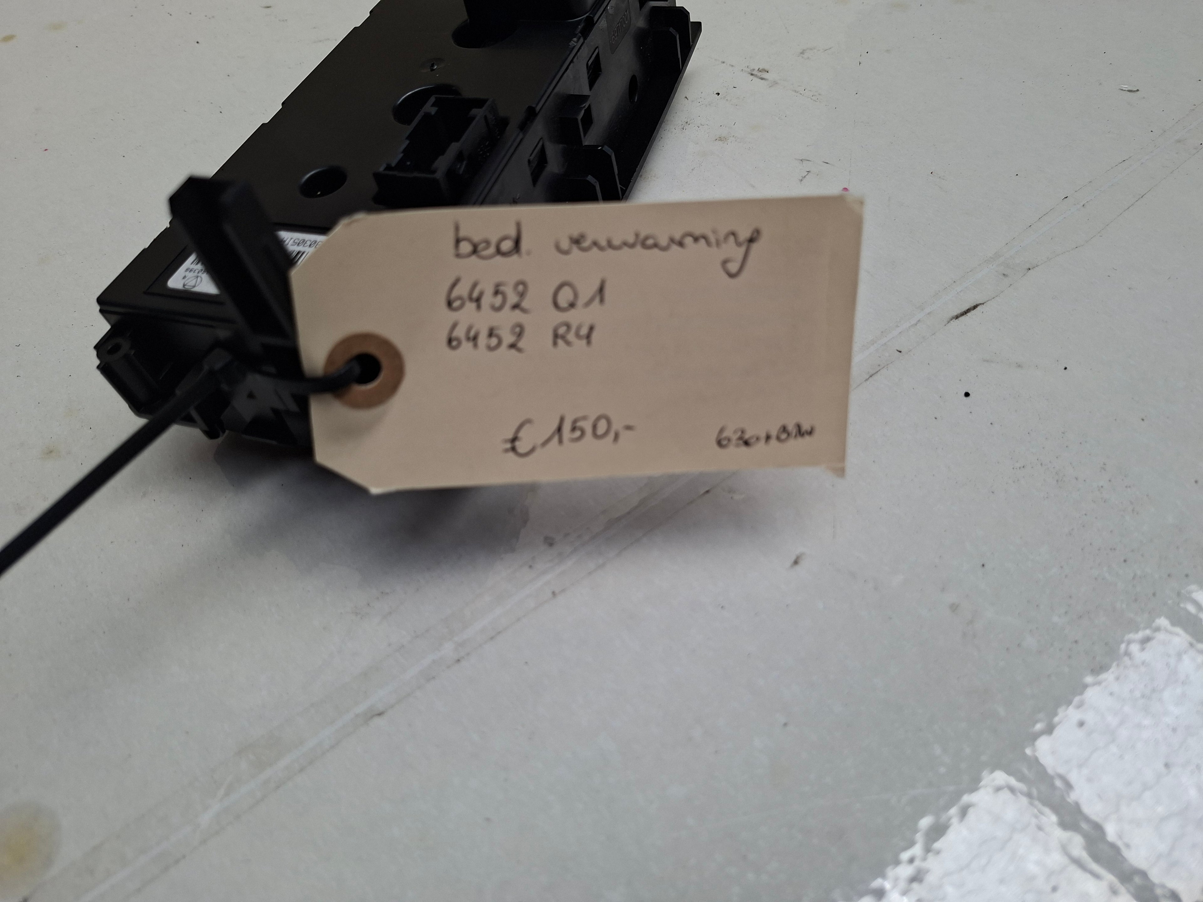 Origineel bedieningspaneel airco/verwarming van een Peugeot 207 CC (OEM 6452 Q1 / 6452 R4), bouwjaar 2009