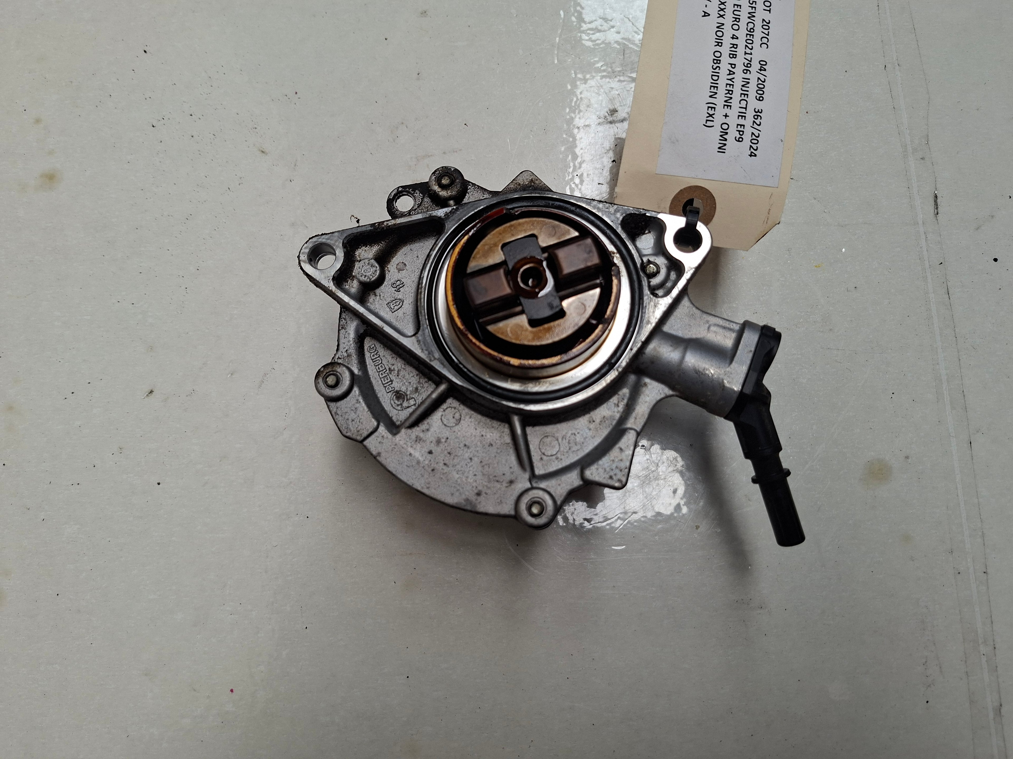 Originele vacuümpomp van een Peugeot 207 CC (OEM 4565 77), bouwjaar 2009