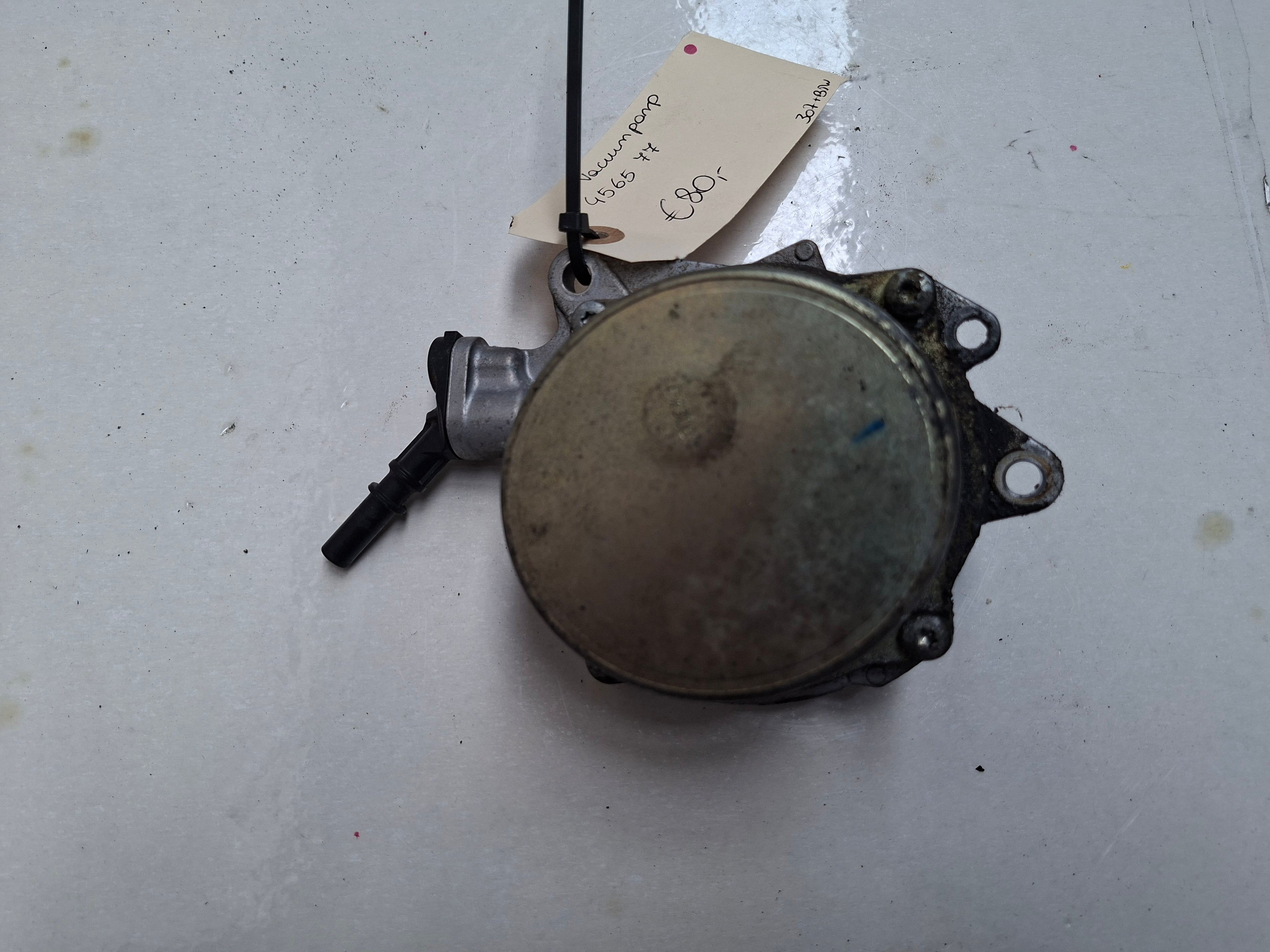 Originele vacuümpomp van een Peugeot 207 CC (OEM 4565 77), bouwjaar 2009