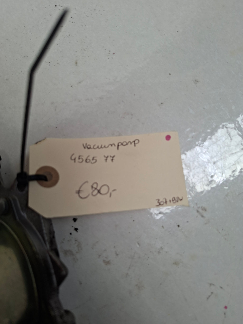 Originele vacuümpomp van een Peugeot 207 CC (OEM 4565 77), bouwjaar 2009