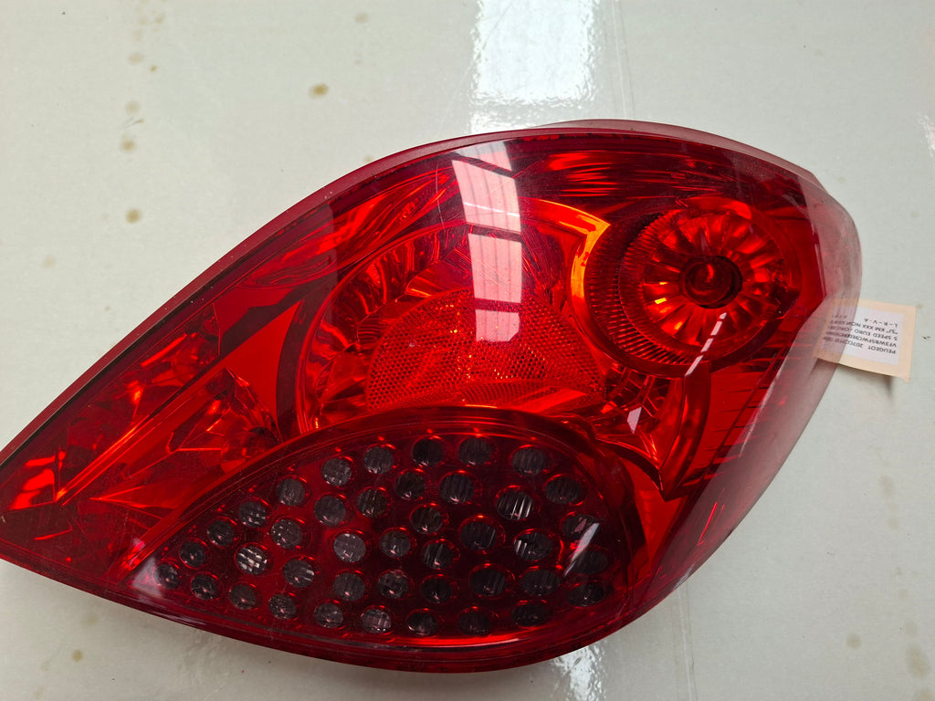 Origineel achterlicht rechts van een Peugeot 207 CC (OEM 6351 CE), bouwjaar 2009