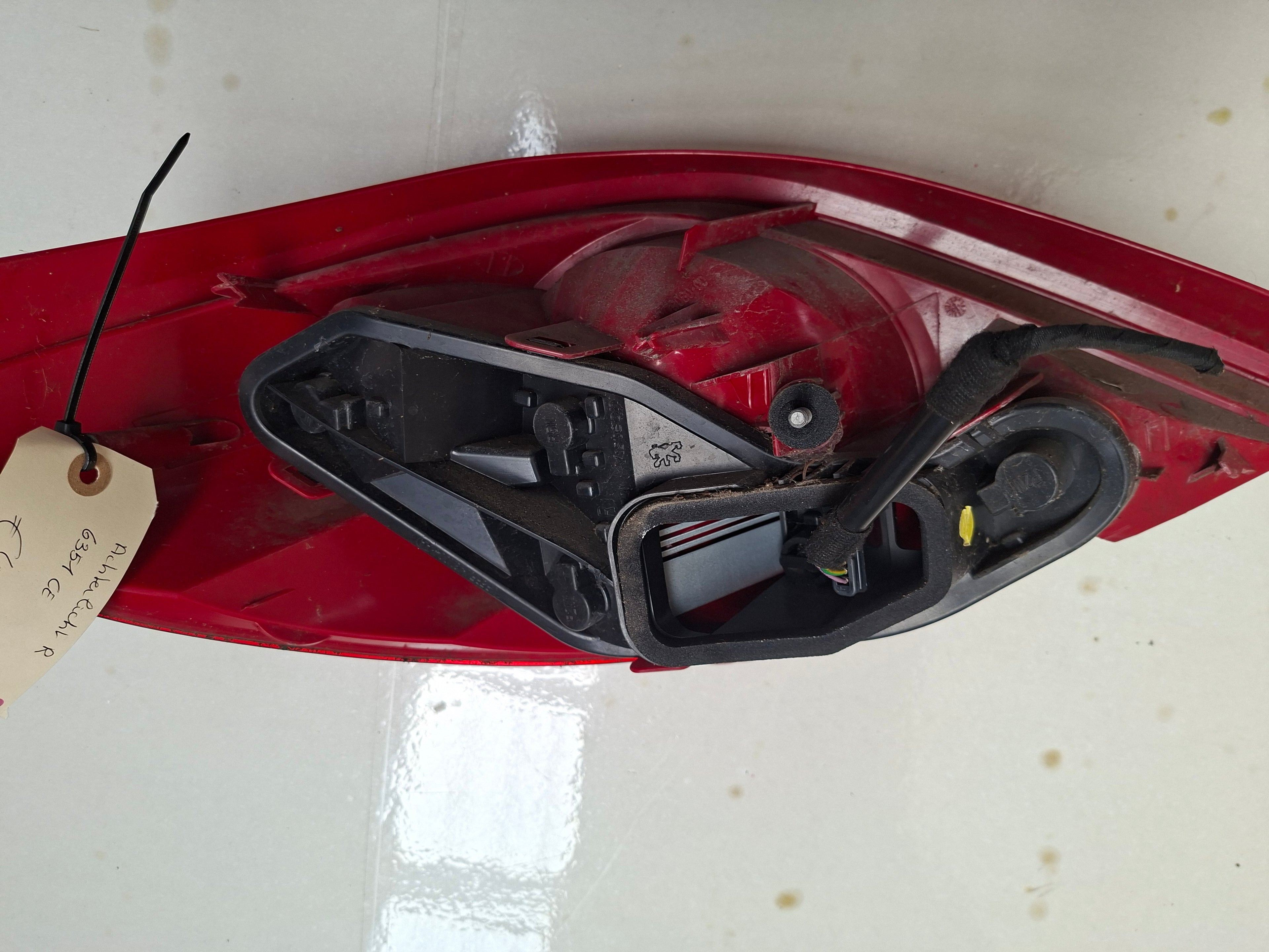 Origineel achterlicht rechts van een Peugeot 207 CC (OEM 6351 CE), bouwjaar 2009