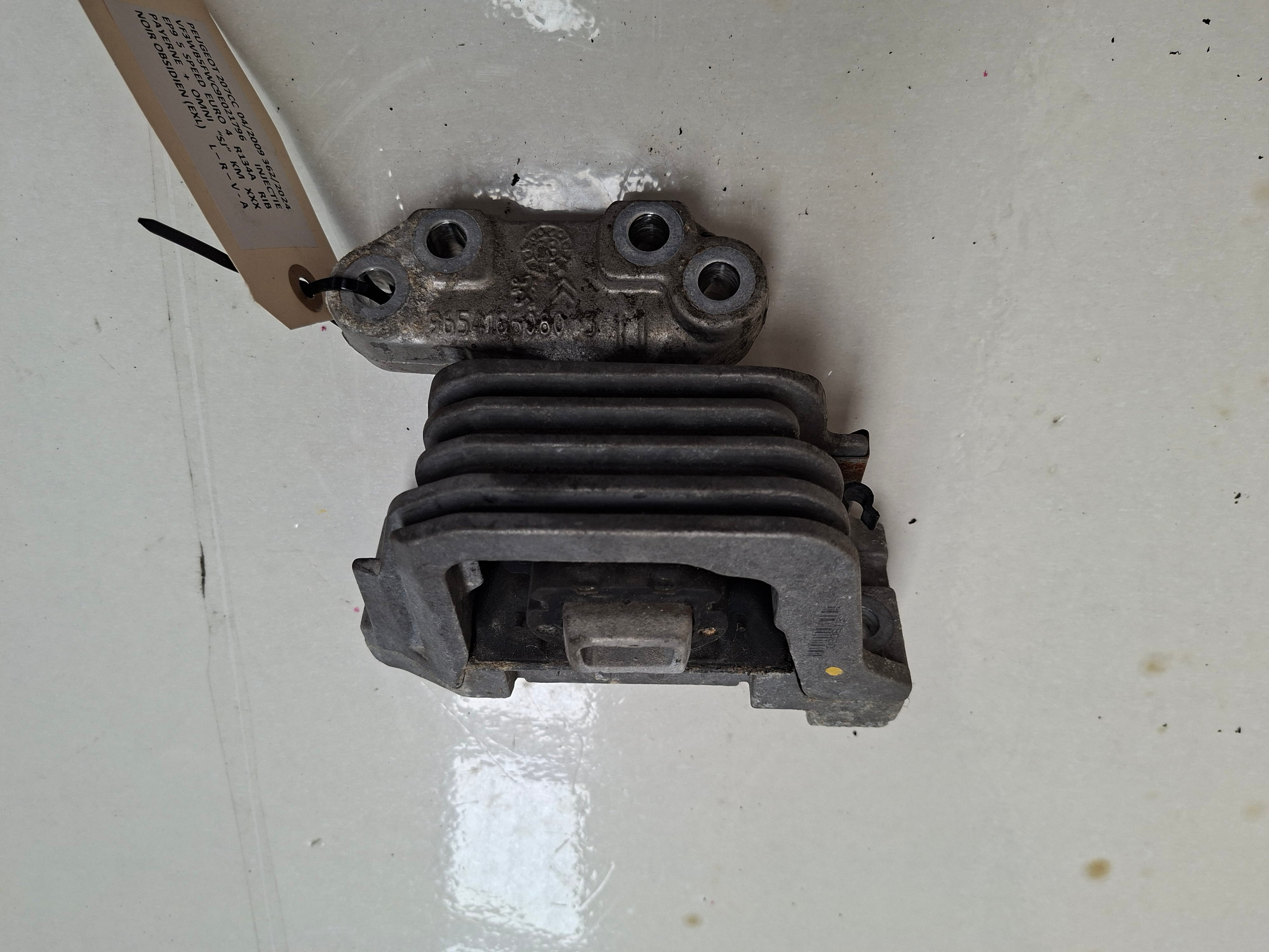 Originele motorsteun van een Peugeot 207 CC (OEM 1839 G5), bouwjaar 2009


