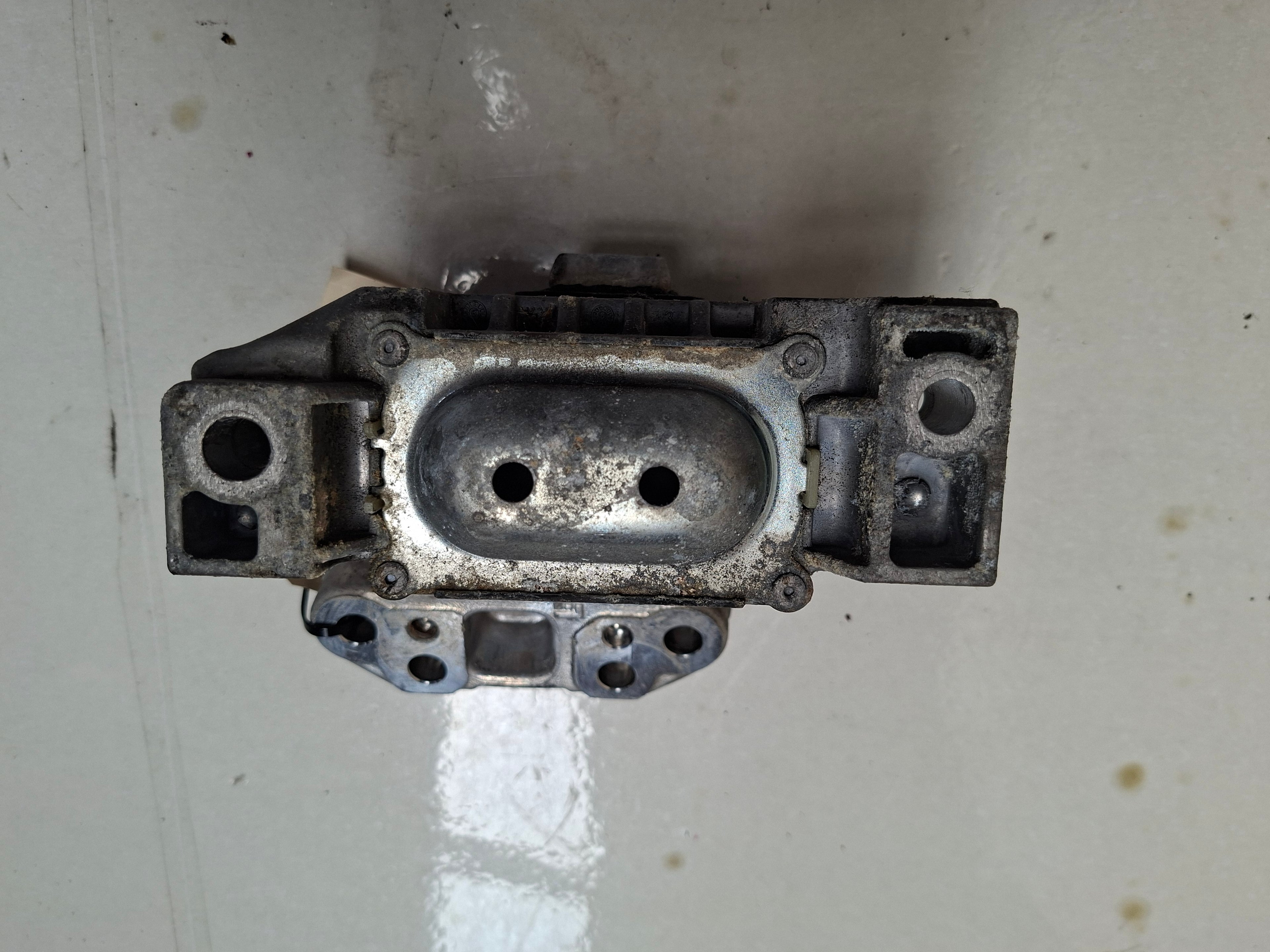 Originele motorsteun van een Peugeot 207 CC (OEM 1839 G5), bouwjaar 2009

