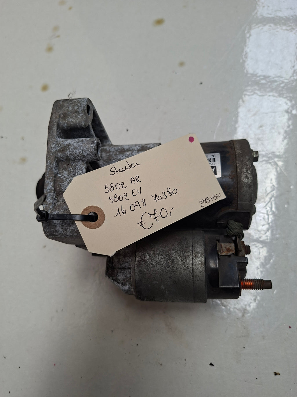 Originele startmotor van een Peugeot 207 CC (OEM 5802 AR / 5802 EV), bouwjaar 2009