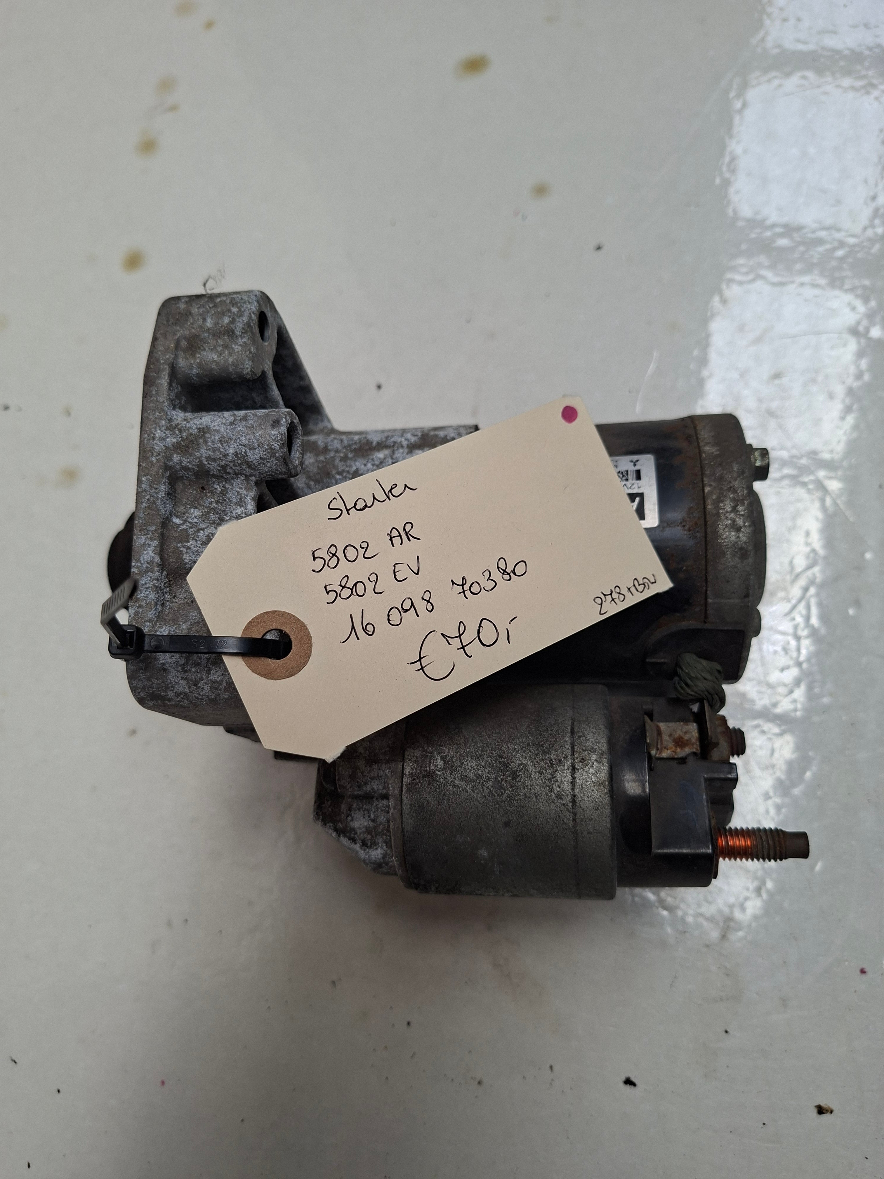Originele startmotor van een Peugeot 207 CC (OEM 5802 AR / 5802 EV), bouwjaar 2009