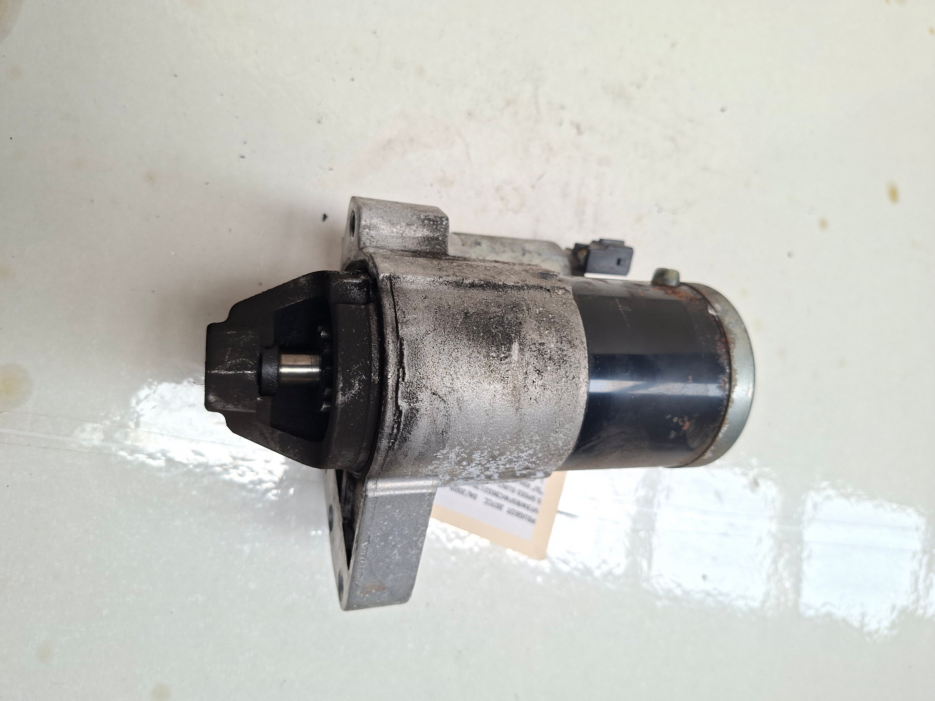 Originele startmotor van een Peugeot 207 CC (OEM 5802 AR / 5802 EV), bouwjaar 2009
