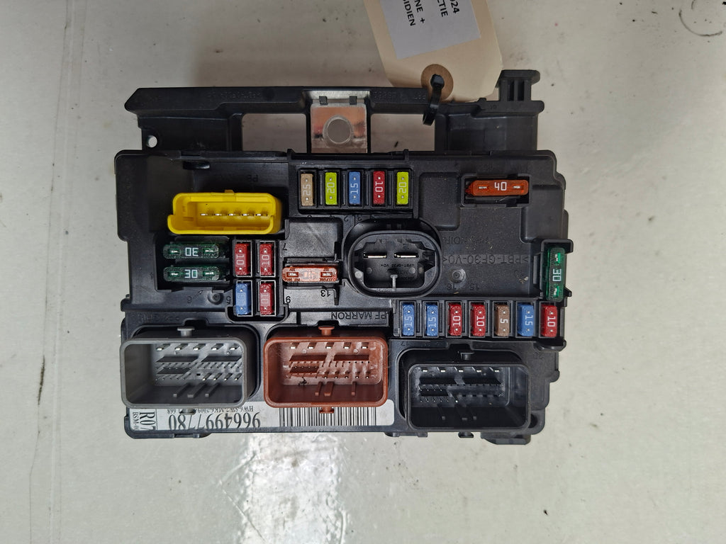 Originele BSM zekeringkast motorruimte van een Peugeot 207 CC (OEM 6500 HW / 6500 HV), bouwjaar 2009