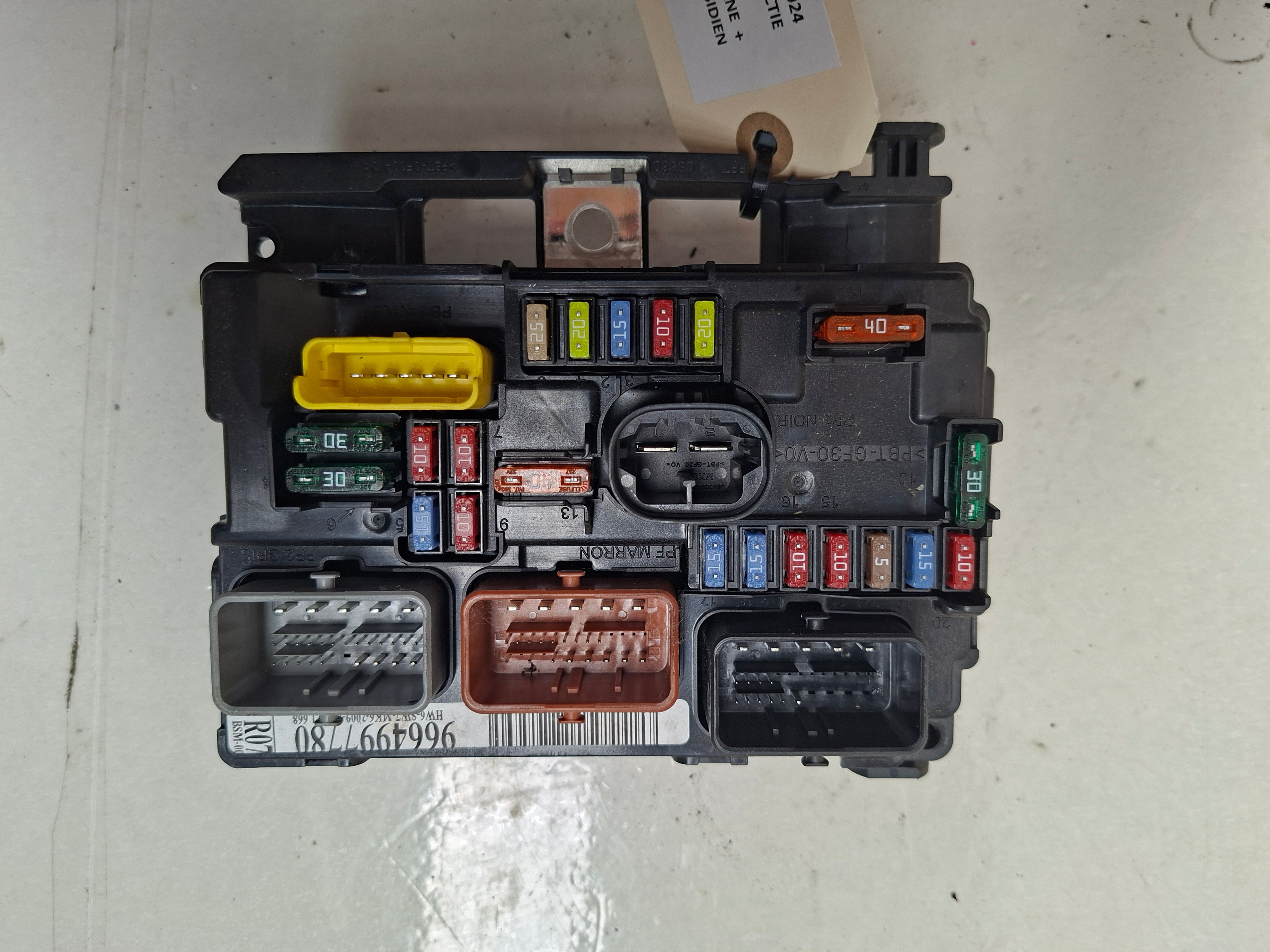 Originele BSM zekeringkast motorruimte van een Peugeot 207 CC (OEM 6500 HW / 6500 HV), bouwjaar 2009