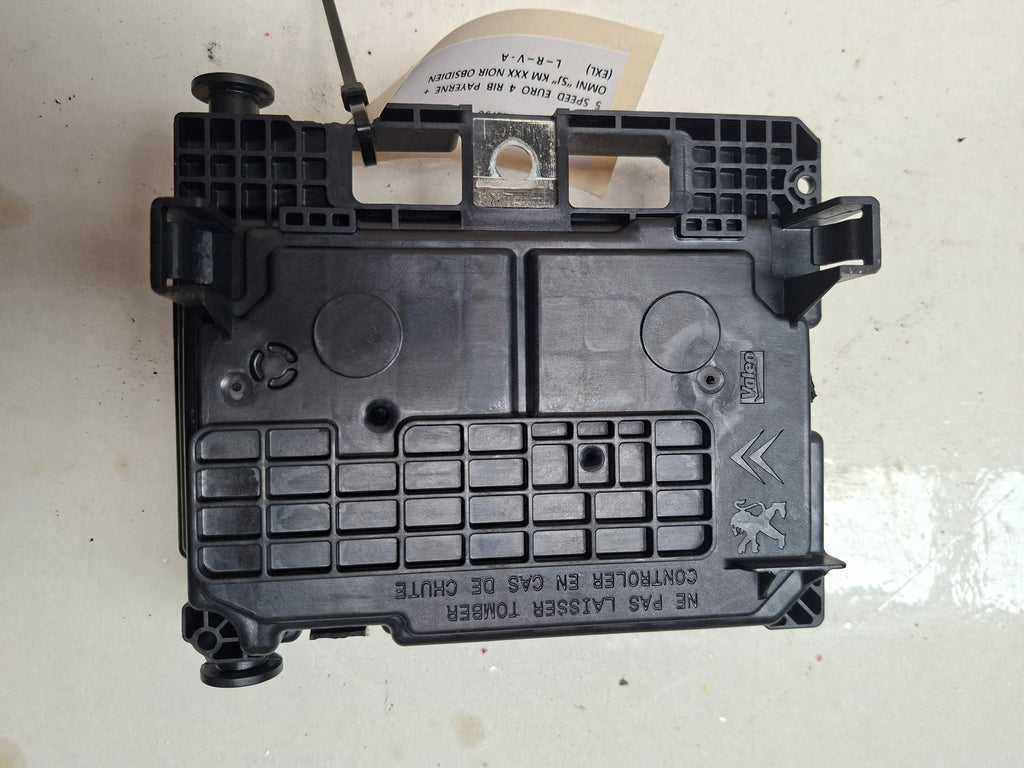 Originele BSM zekeringkast motorruimte van een Peugeot 207 CC (OEM 6500 HW / 6500 HV), bouwjaar 2009