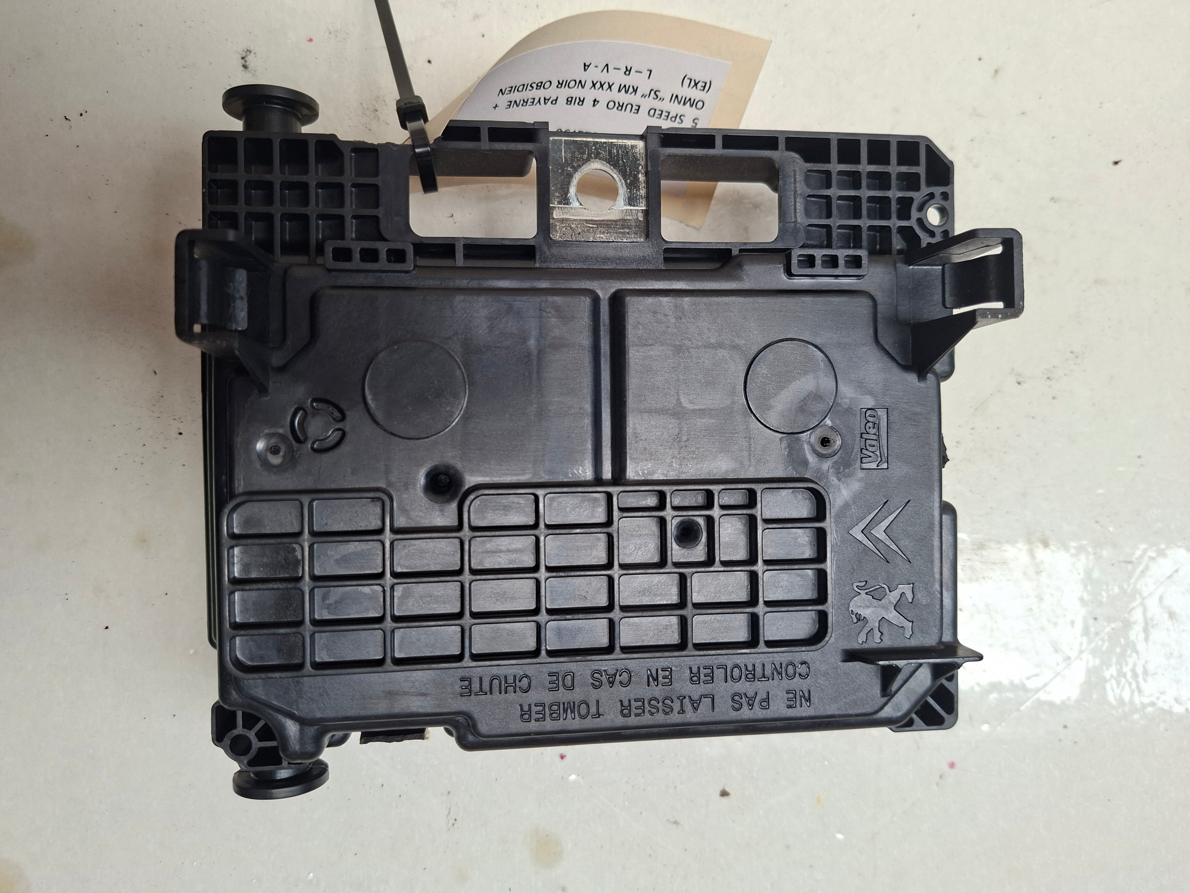 Originele BSM zekeringkast motorruimte van een Peugeot 207 CC (OEM 6500 HW / 6500 HV), bouwjaar 2009