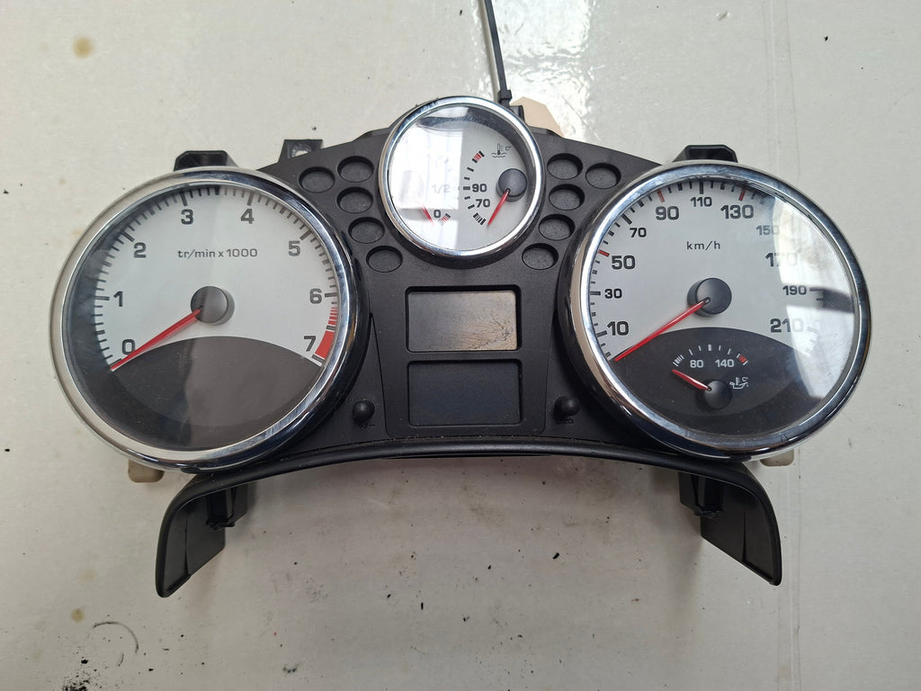 Origineel instrumentencluster (kilometerteller) van een Peugeot 207 CC (OEM 6106 28 / 6103 CV), bouwjaar 2009