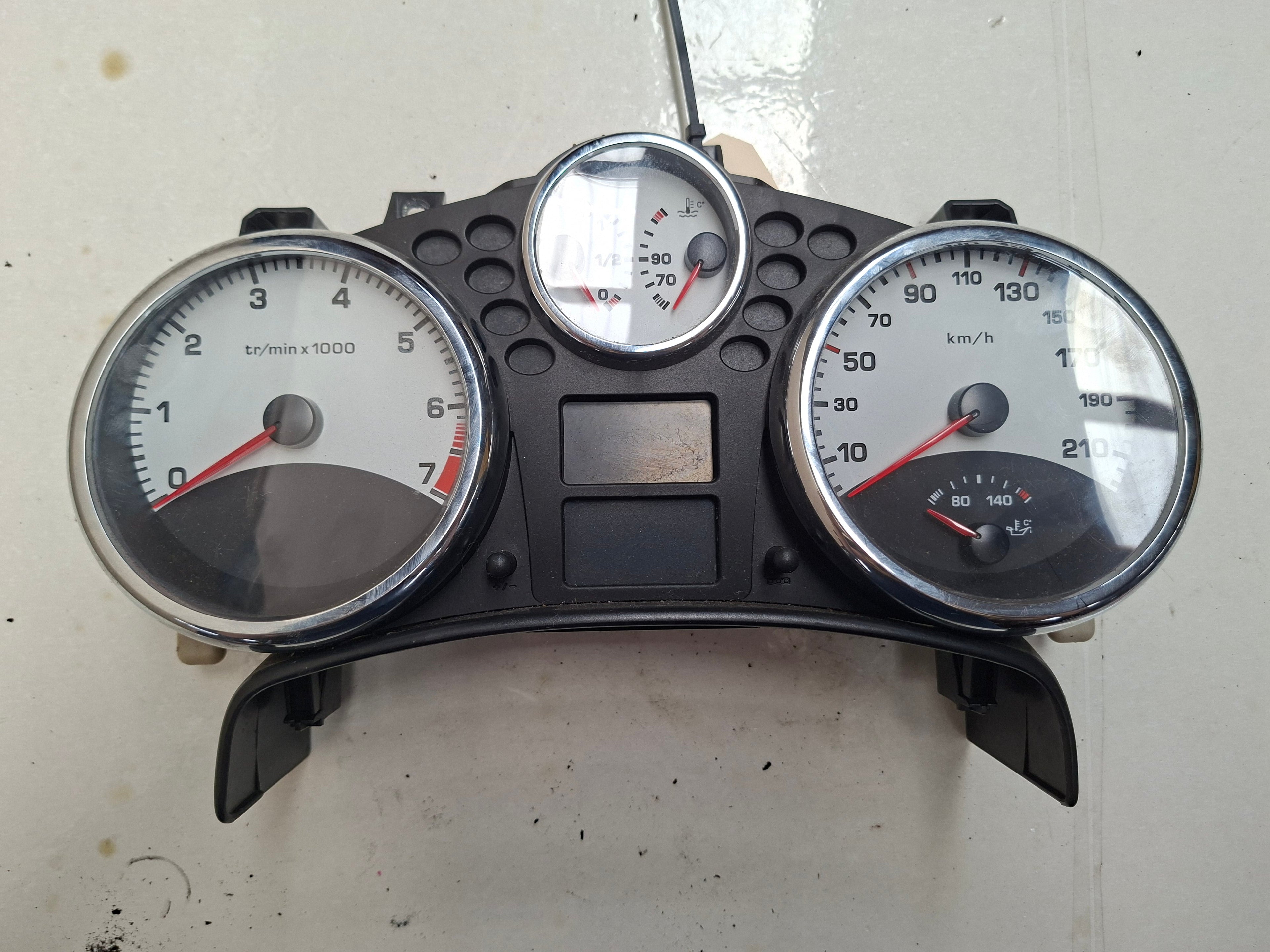 Origineel instrumentencluster (kilometerteller) van een Peugeot 207 CC (OEM 6106 28 / 6103 CV), bouwjaar 2009