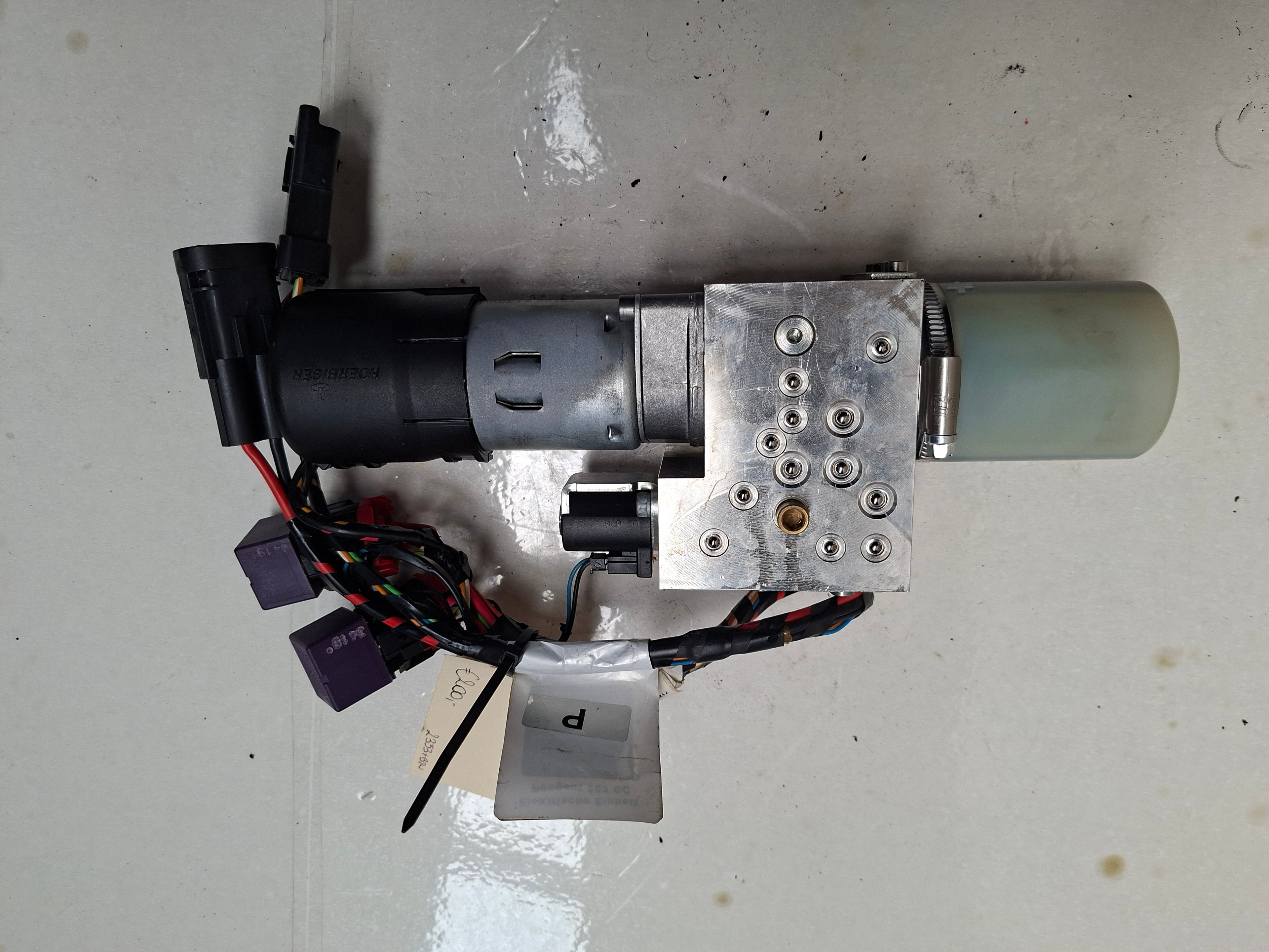 Originele hydraulische dakpomp van een Peugeot 207 CC (OEM 8446 P4), bouwjaar 2009