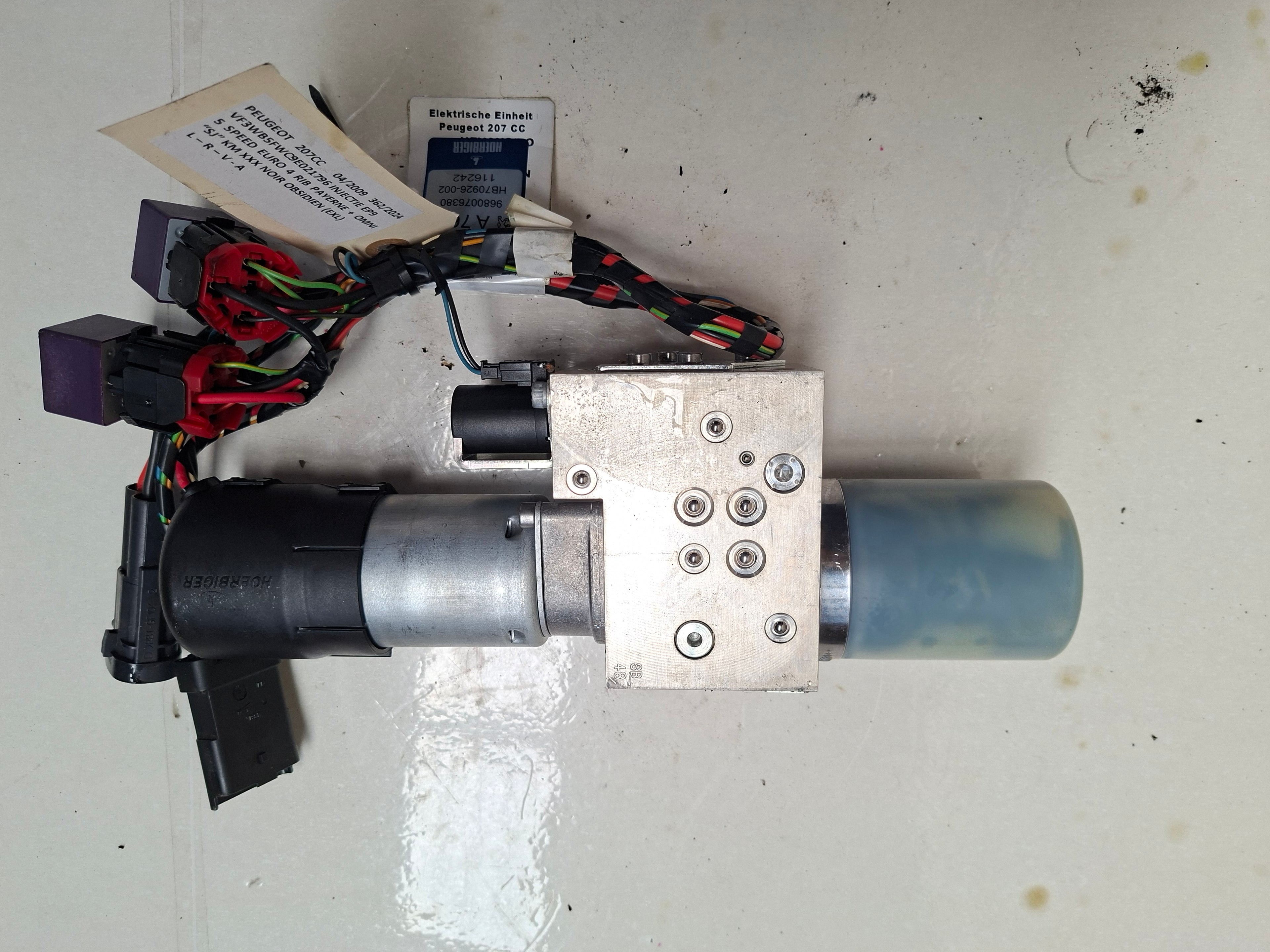 Originele hydraulische dakpomp van een Peugeot 207 CC (OEM 8446 P4), bouwjaar 2009