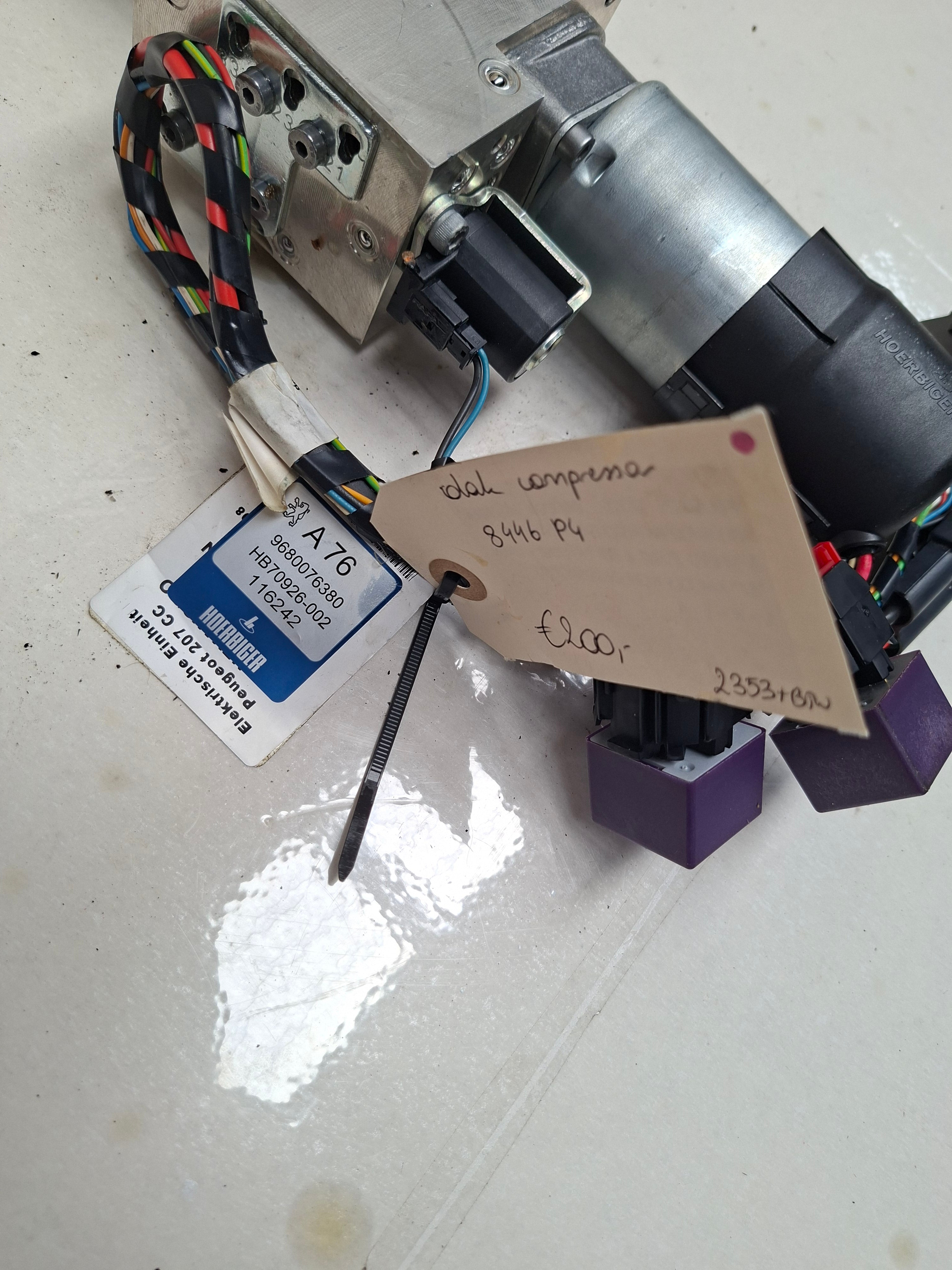 Originele hydraulische dakpomp van een Peugeot 207 CC (OEM 8446 P4), bouwjaar 2009