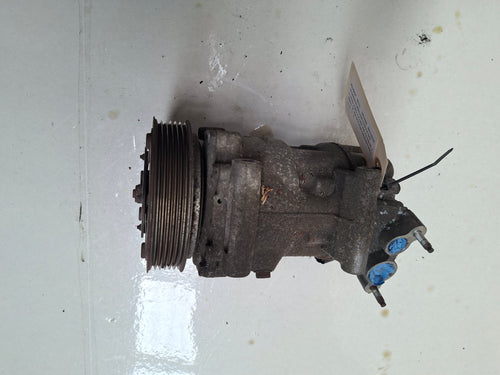 Originele aircocompressor van een Peugeot 207 CC (OEM 6453 WK / 6453 QK), bouwjaar 2009
