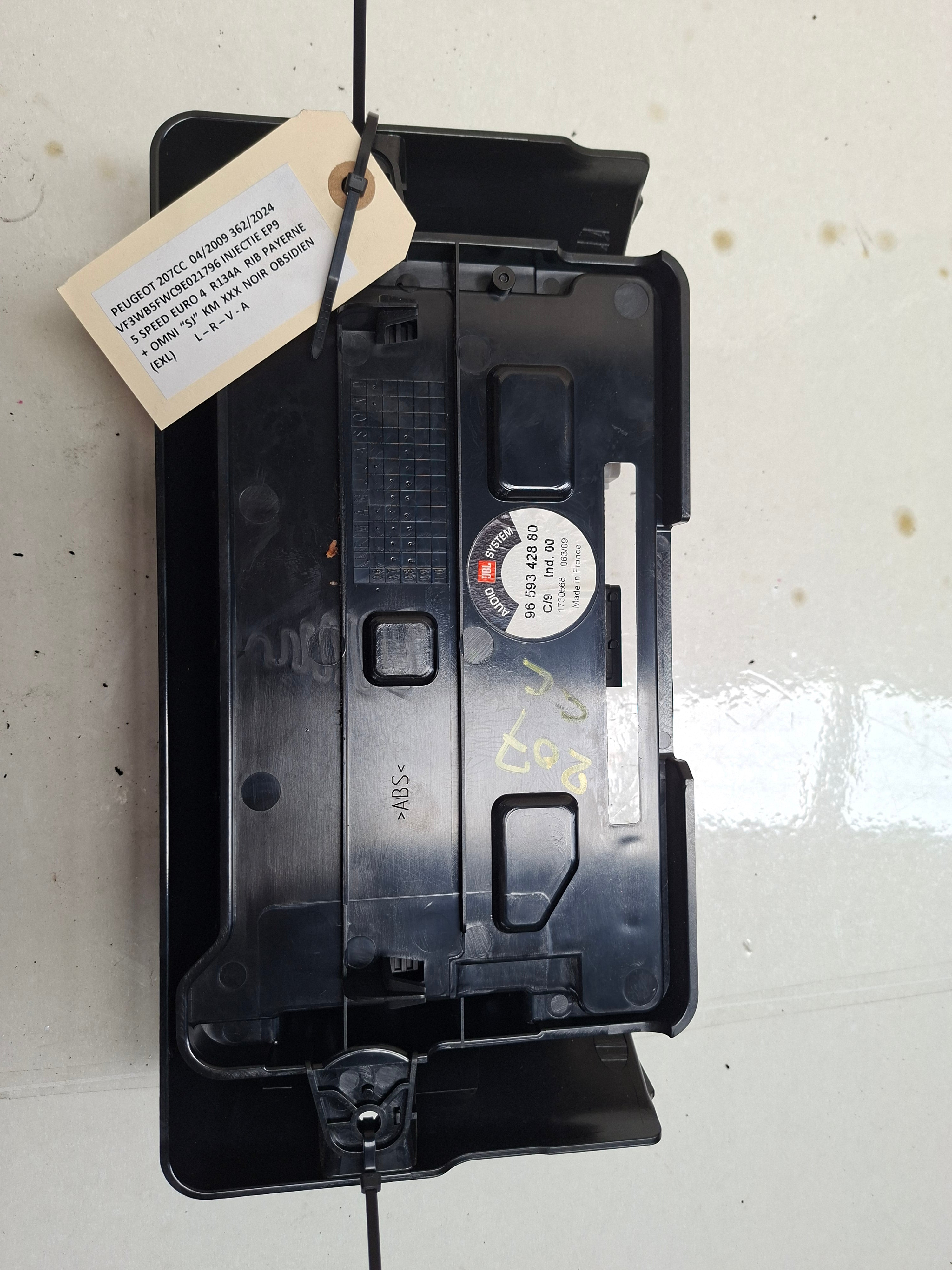Originele JBL audioversterker van een Peugeot 207 CC JBL uitvoering (OEM 6574 28), bouwjaar 2009