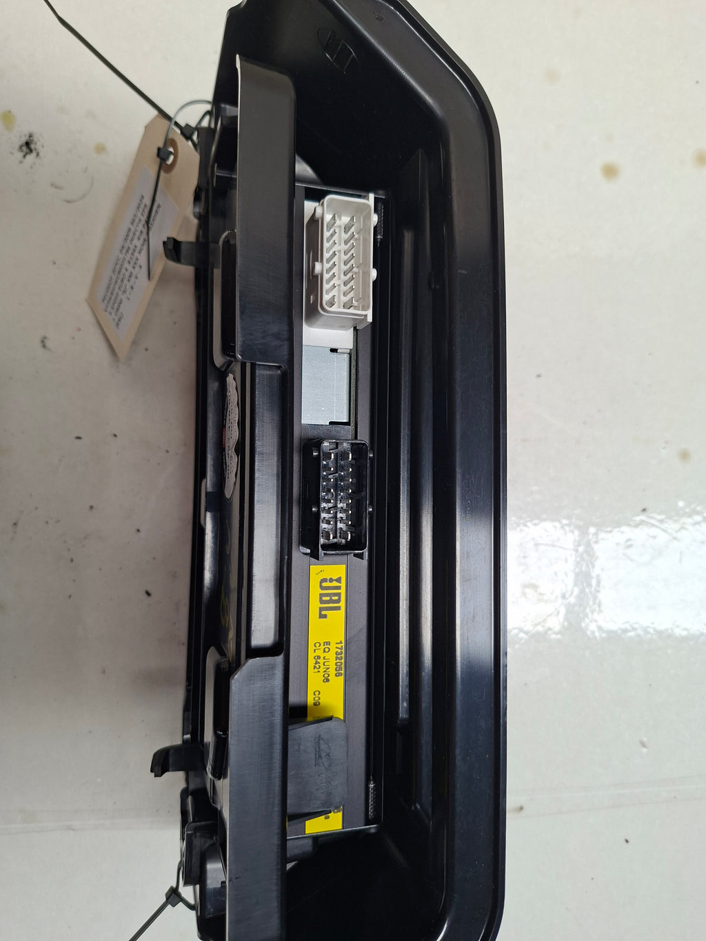 Originele JBL audioversterker van een Peugeot 207 CC JBL uitvoering (OEM 6574 28), bouwjaar 2009