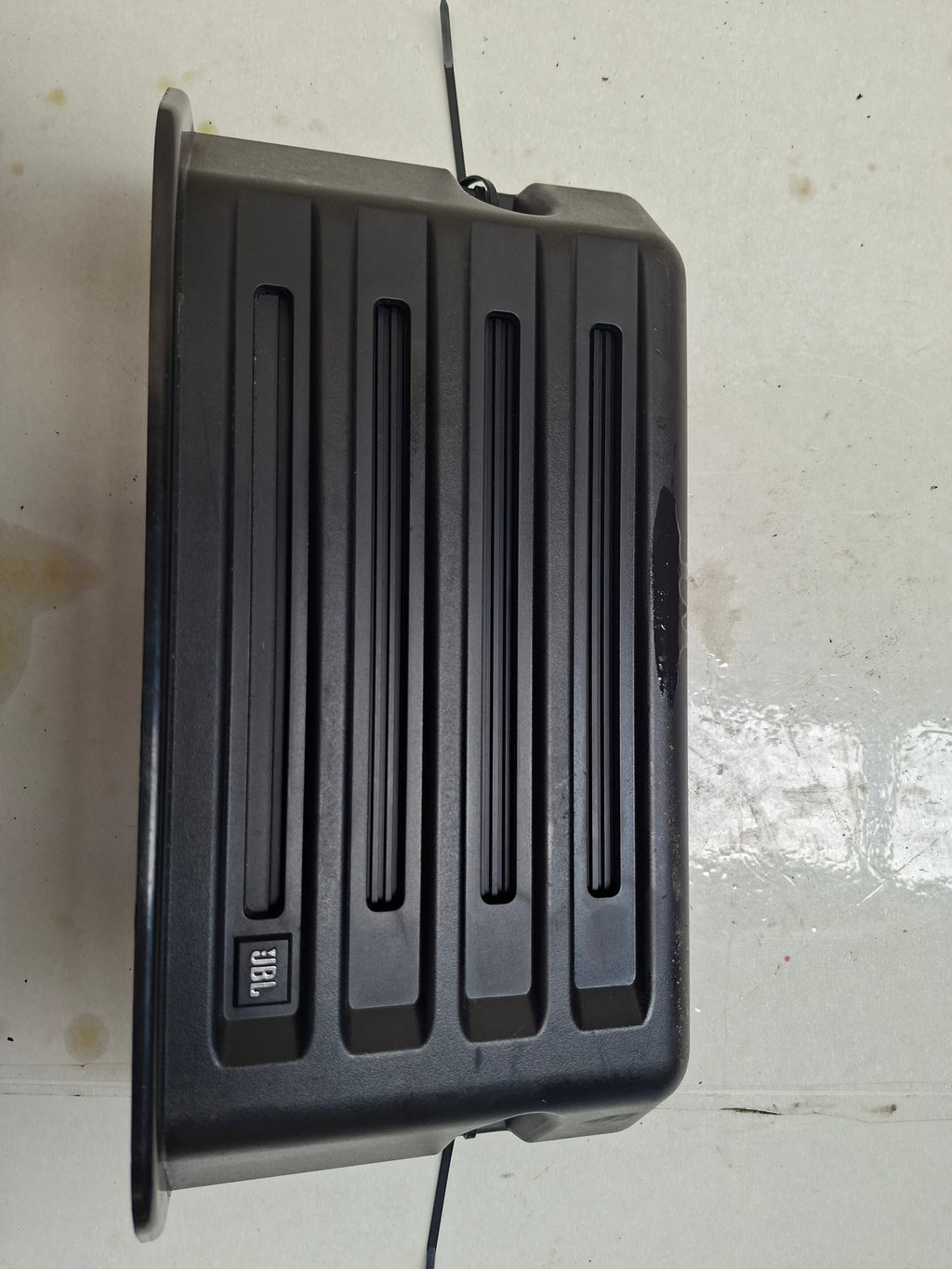 Originele JBL audioversterker van een Peugeot 207 CC JBL uitvoering (OEM 6574 28), bouwjaar 2009