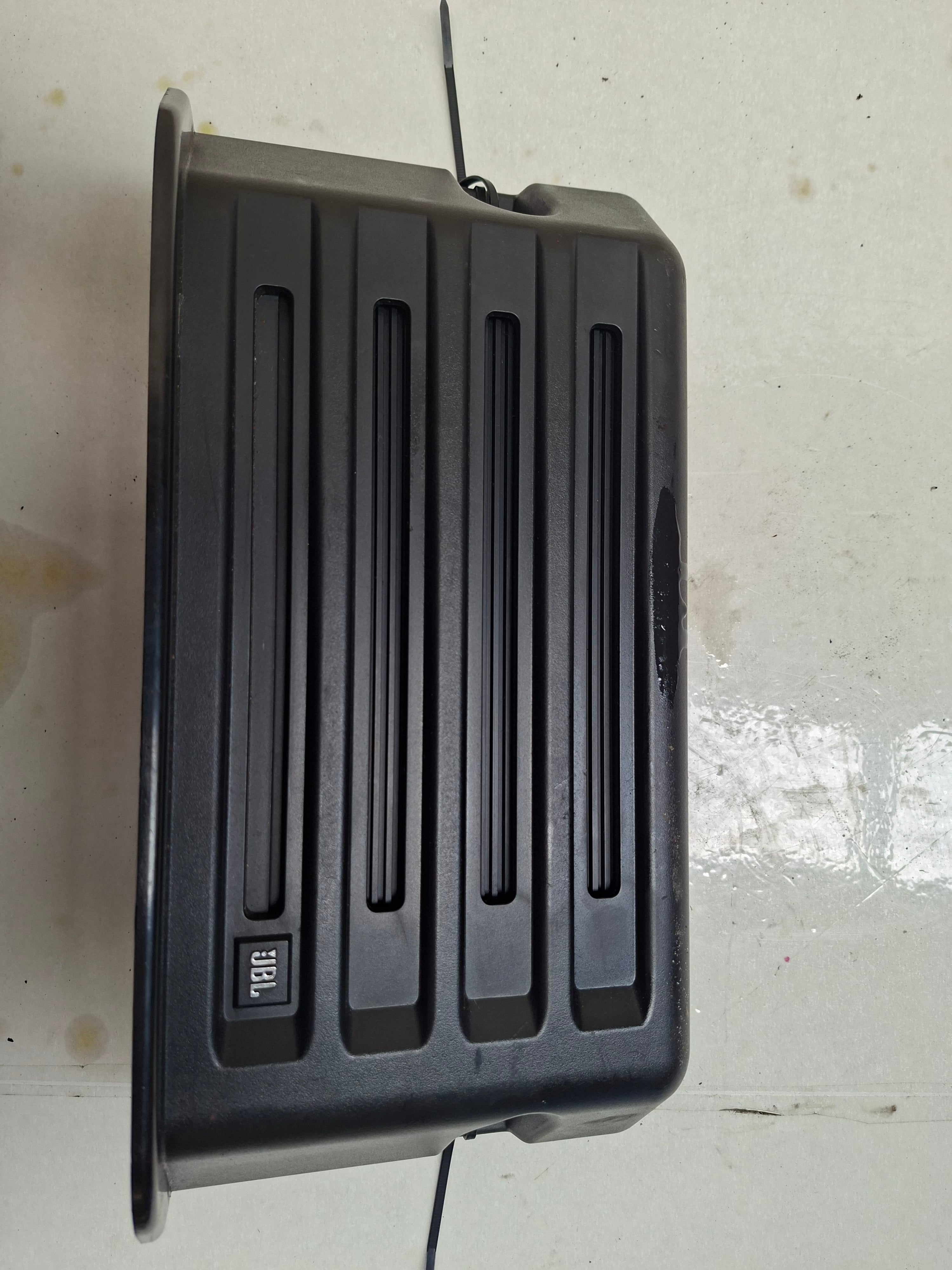 Originele JBL audioversterker van een Peugeot 207 CC JBL uitvoering (OEM 6574 28), bouwjaar 2009