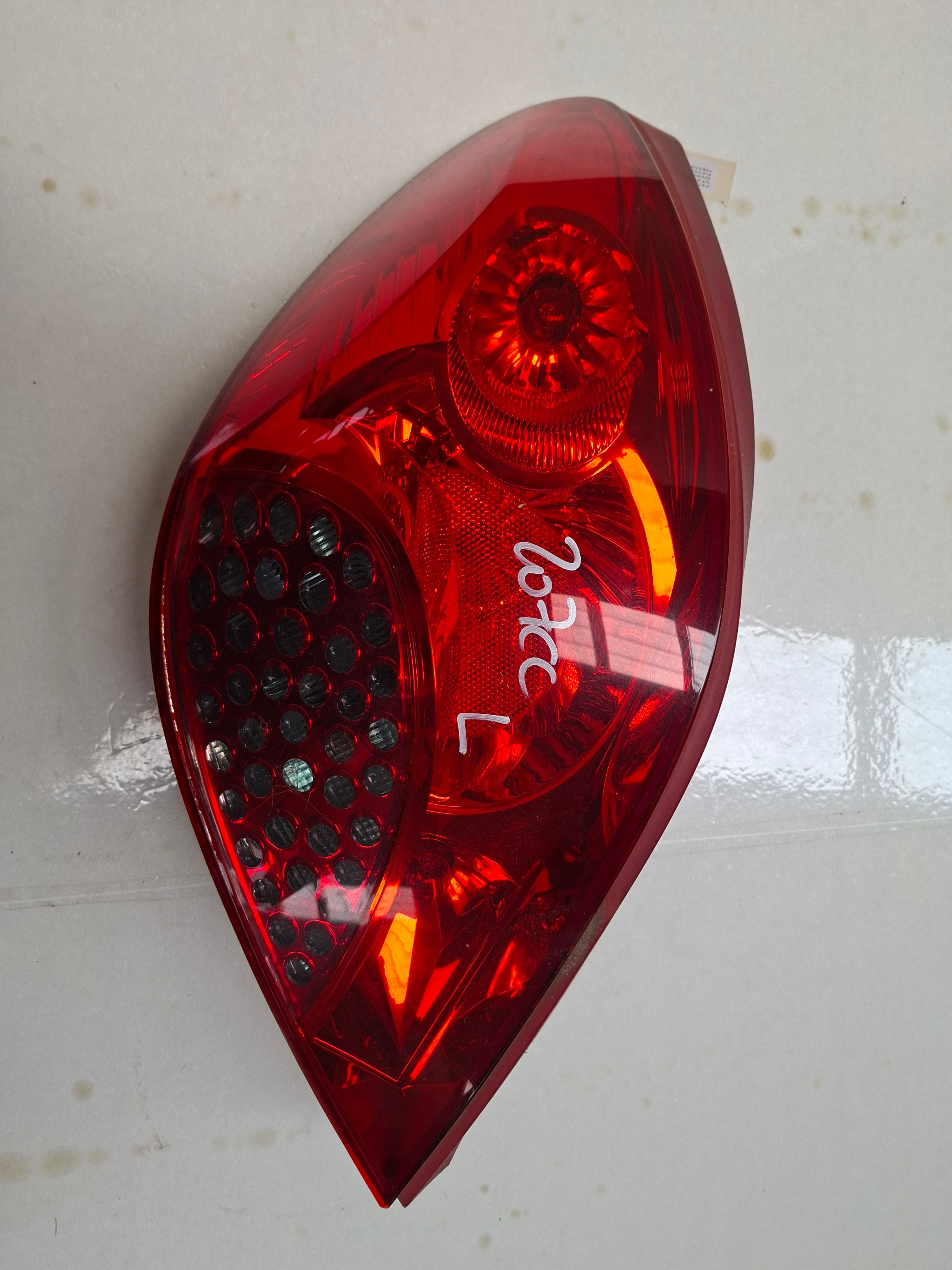 Origineel achterlicht links van een Peugeot 207 CC (OEM 6350 CE), bouwjaar 2008


