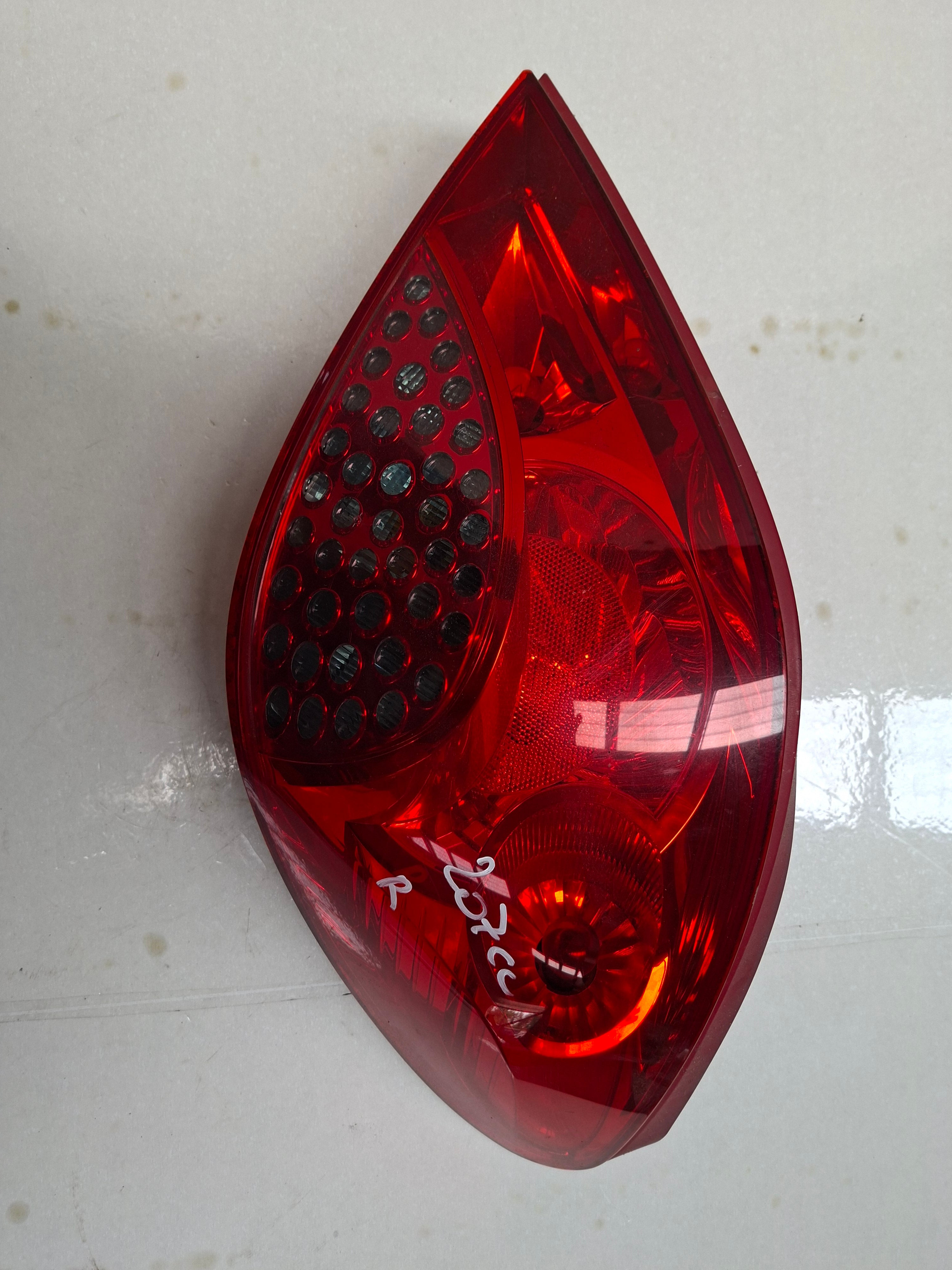 Origineel achterlicht rechts van een Peugeot 207 CC (OEM 6351 CE), bouwjaar 2008