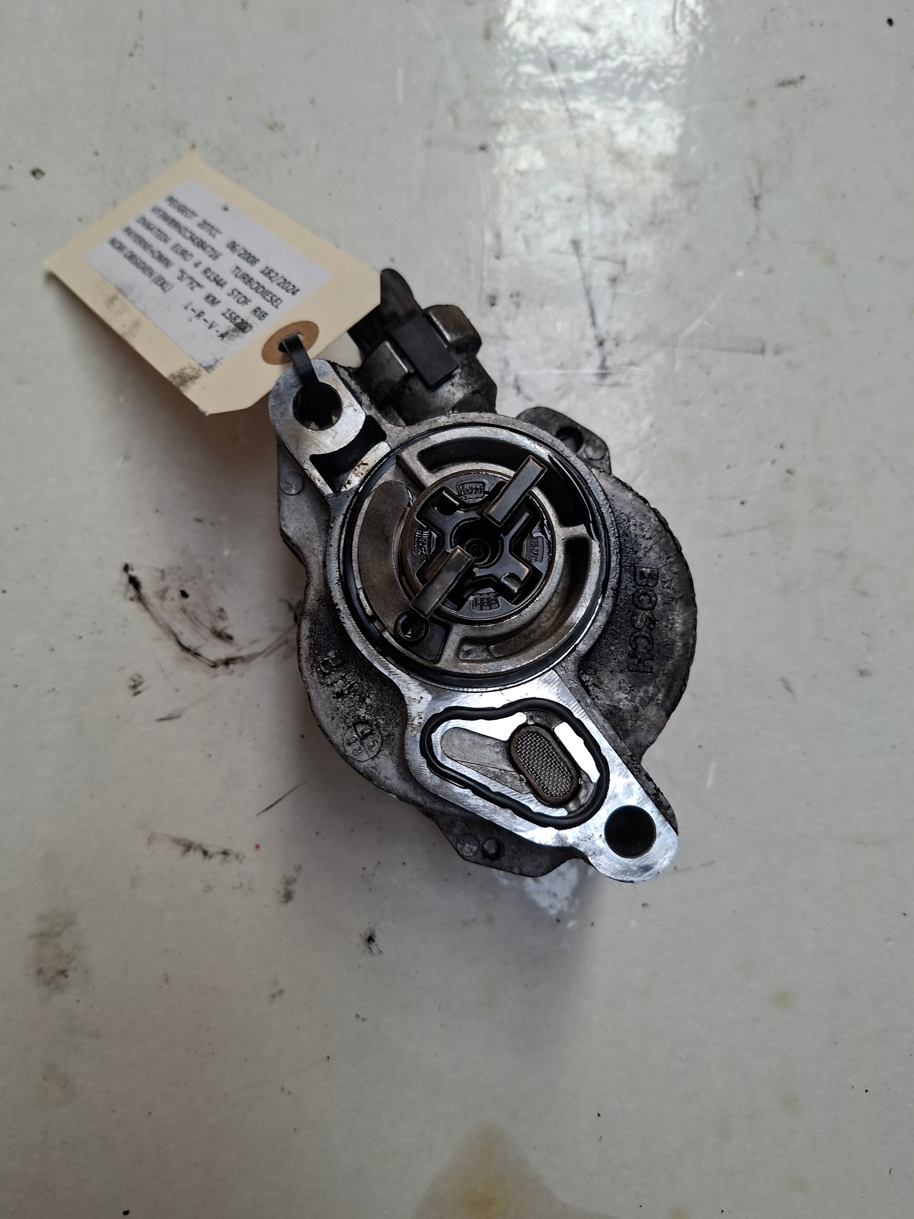 Originele vacuümpomp van een Peugeot 207 CC (OEM 4565 70), bouwjaar 2008

