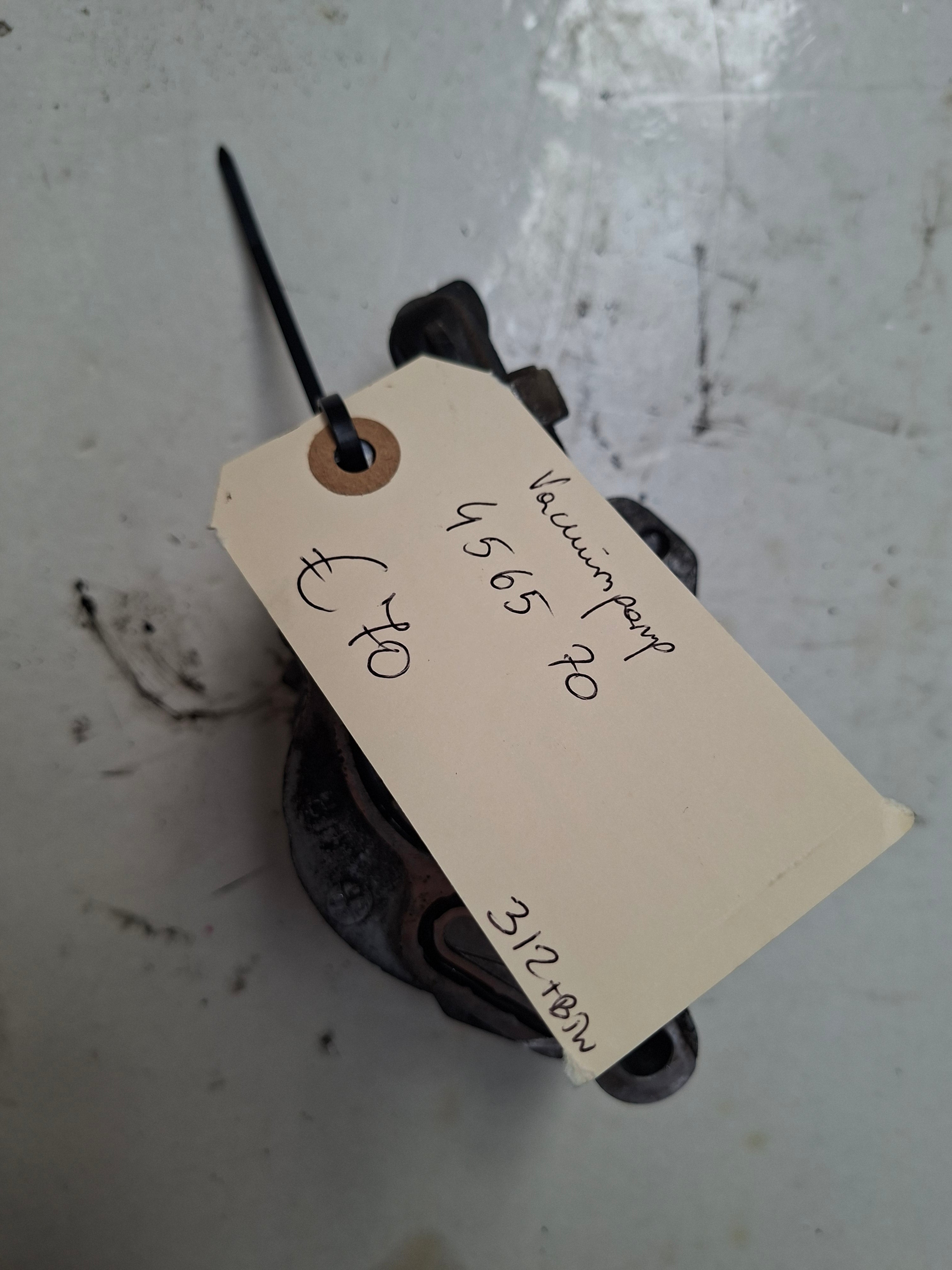 Originele vacuümpomp van een Peugeot 207 CC (OEM 4565 70), bouwjaar 2008

